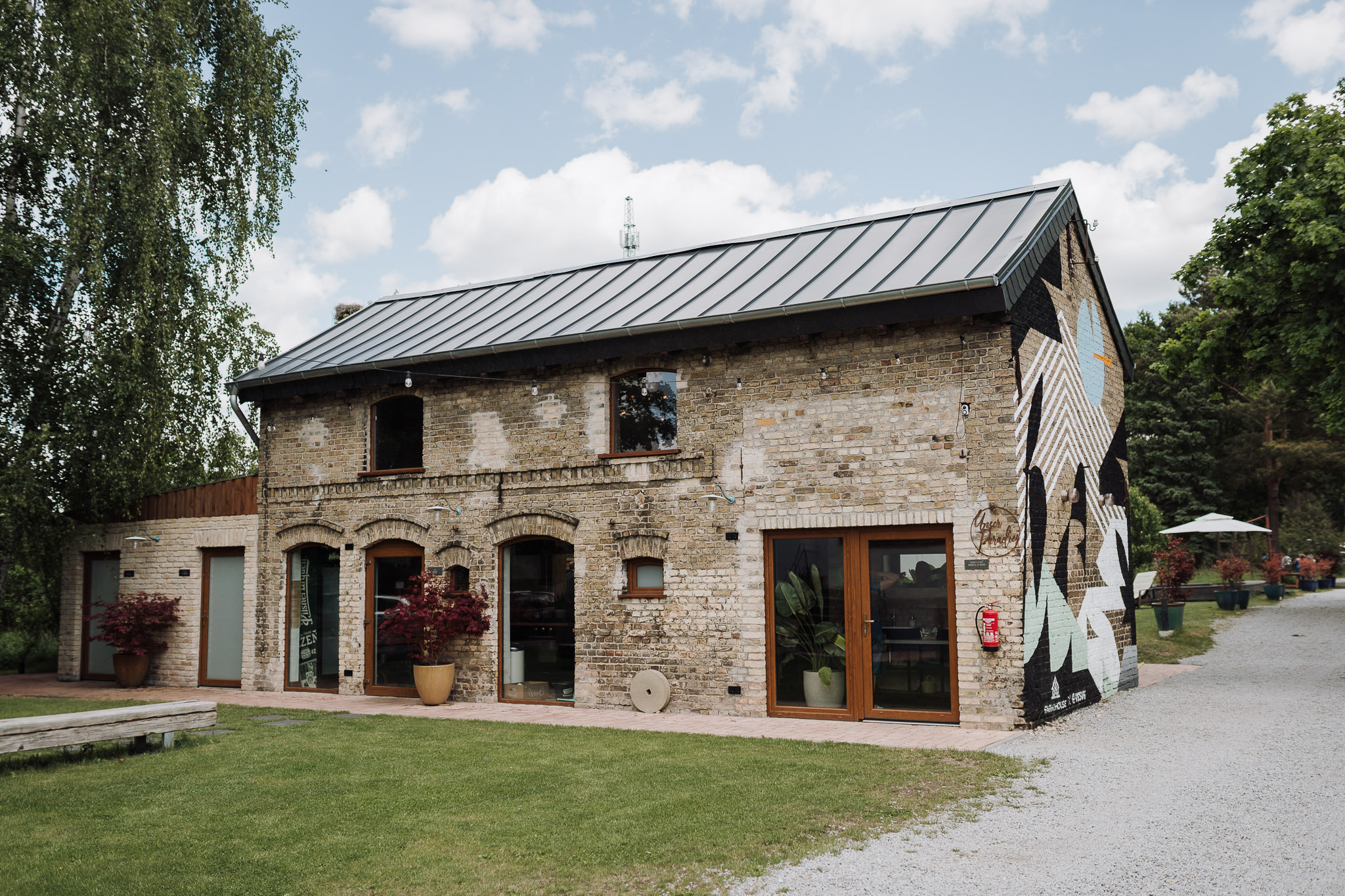 Hochzeit Framhouse Wandlitz, Freie Trauung, Hochzeitsfotografin Berlin, Emotionale ;Momente, Authentische Hochzeitsfotografie, Locationbild, Rustikales Backsteinhaus 