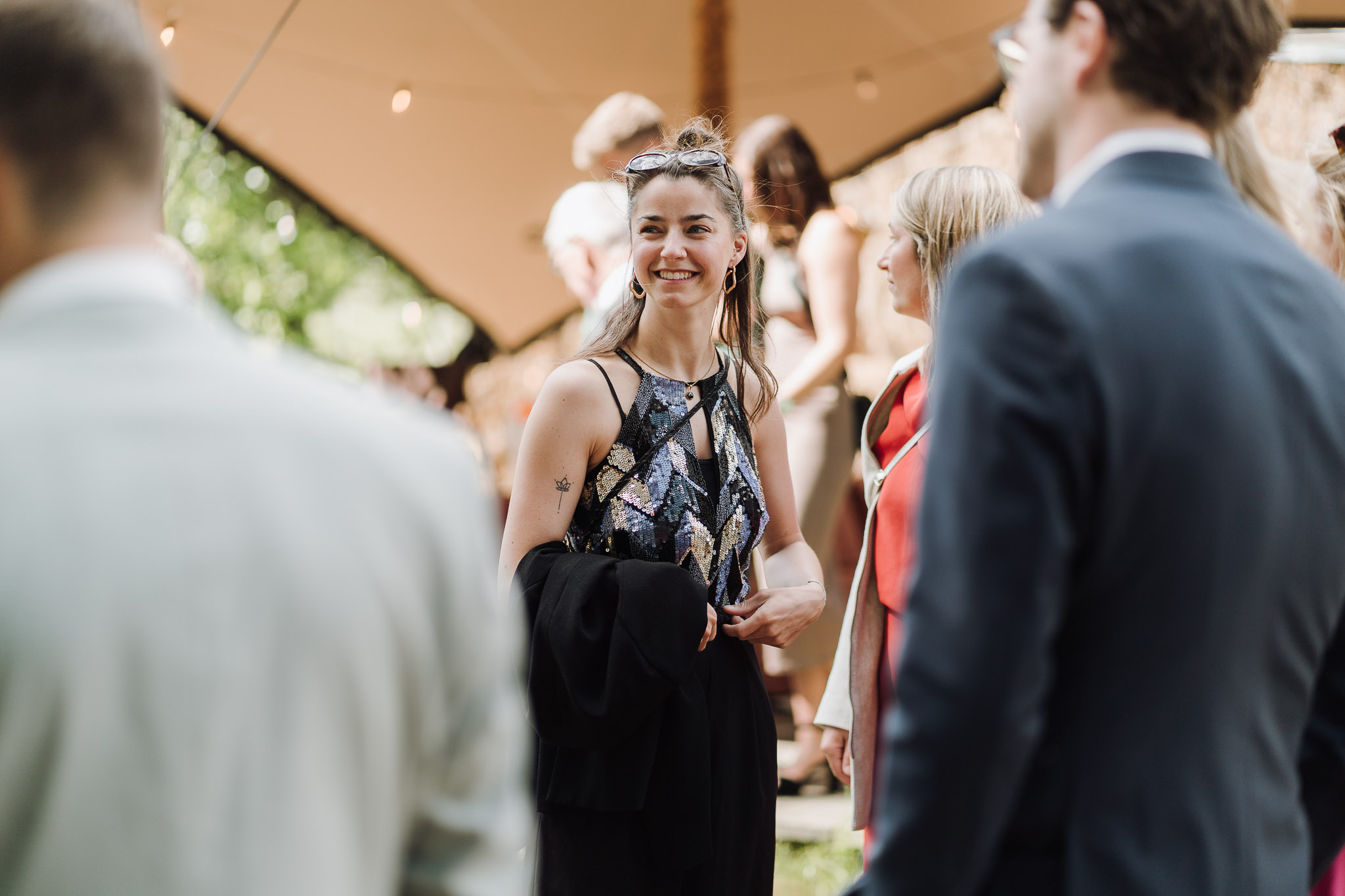 Hochzeit Framhouse Wandlitz, Freie Trauung, Hochzeitsfotografin Berlin, Emotionale ;Momente, Authentische Hochzeitsfotografie, lachende Frau, Reportage Fotografie 