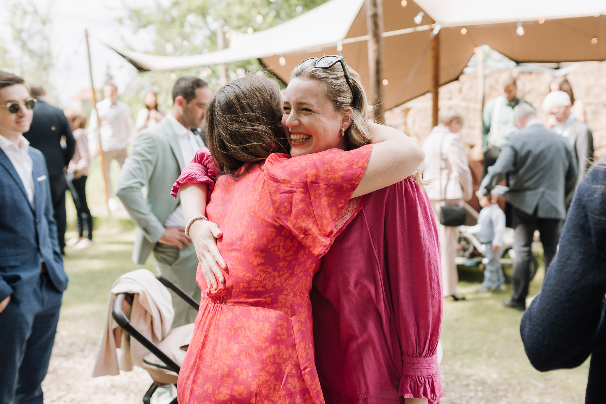 Hochzeit Framhouse Wandlitz, Freie Trauung, Hochzeitsfotografin Berlin, Emotionale ;Momente, Authentische Hochzeitsfotografie, Begrüßung, Emotionen, Umarmung von zwei Frauen 