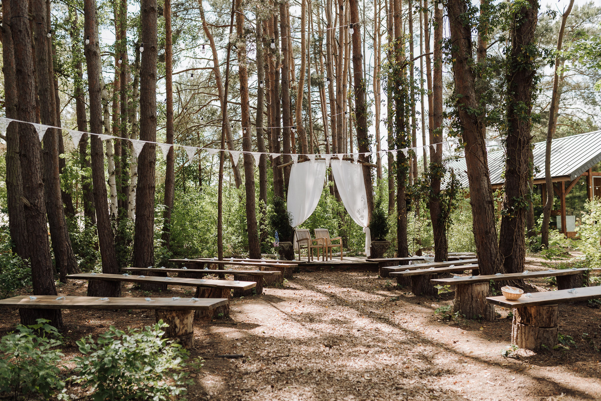 Hochzeit Framhouse Wandlitz, Freie Trauung, Hochzeitsfotografin Berlin, Emotionale ;Momente, Authentische Hochzeitsfotografie, Trauungslocation, Waldkapelle, Holzbänke, romantisch 