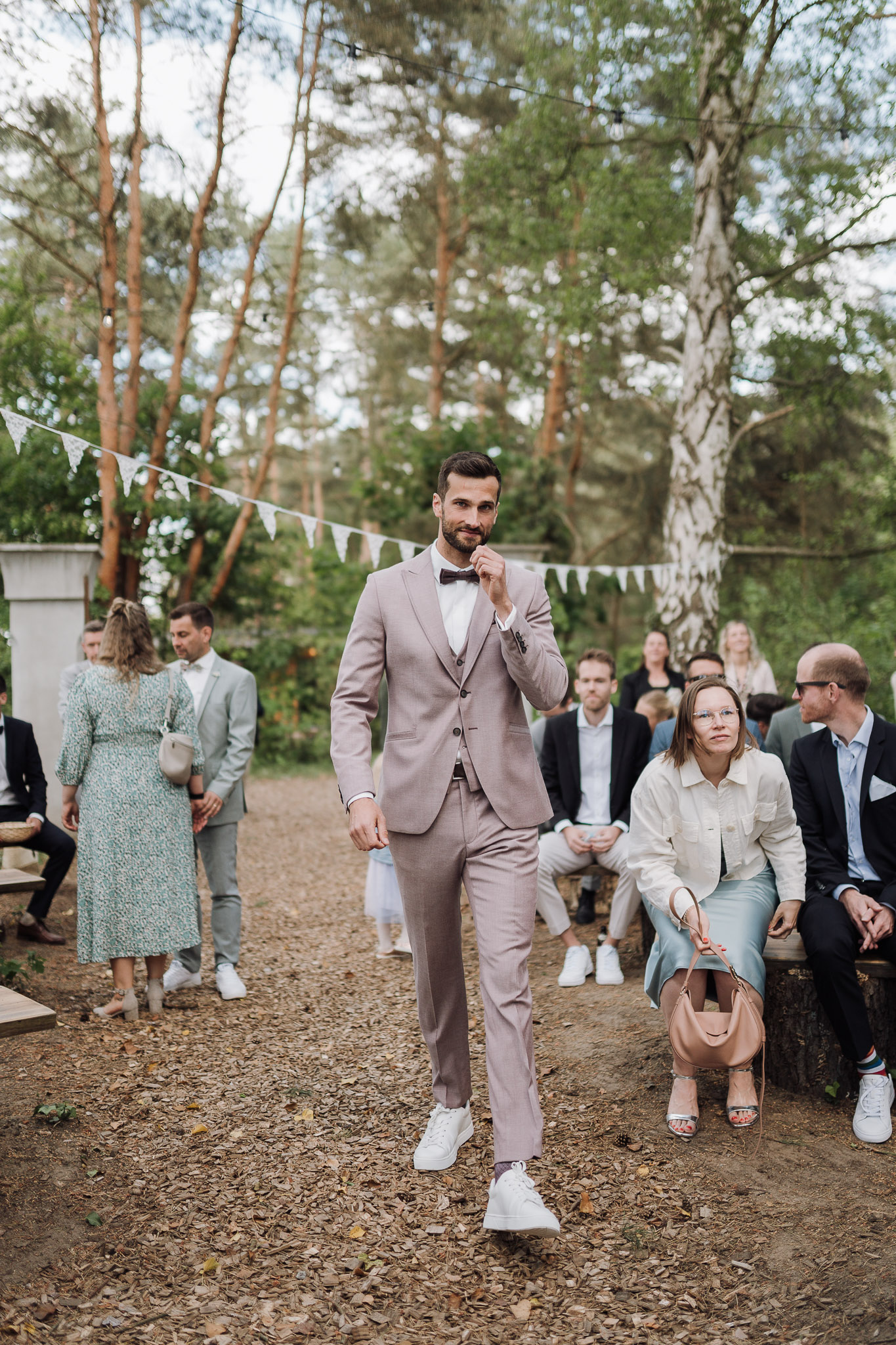 Hochzeit Framhouse Wandlitz, Freie Trauung, Hochzeitsfotografin Berlin, Emotionale ;Momente, Authentische Hochzeitsfotografie, Bräutigam, Einzug, Anzug lila