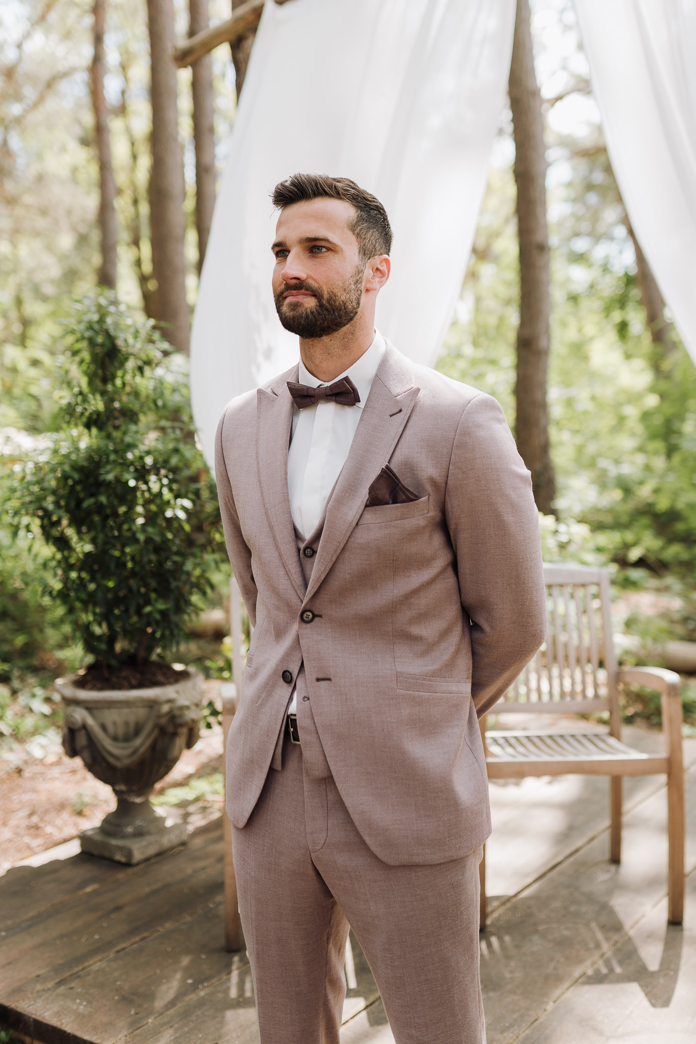 Hochzeit Framhouse Wandlitz, Freie Trauung, Hochzeitsfotografin Berlin, Emotionale ;Momente, Authentische Hochzeitsfotografie, Traubogen, Inspiration, Weddingsetup, First Look, Groom, Bräutigam wartet auf Braut
