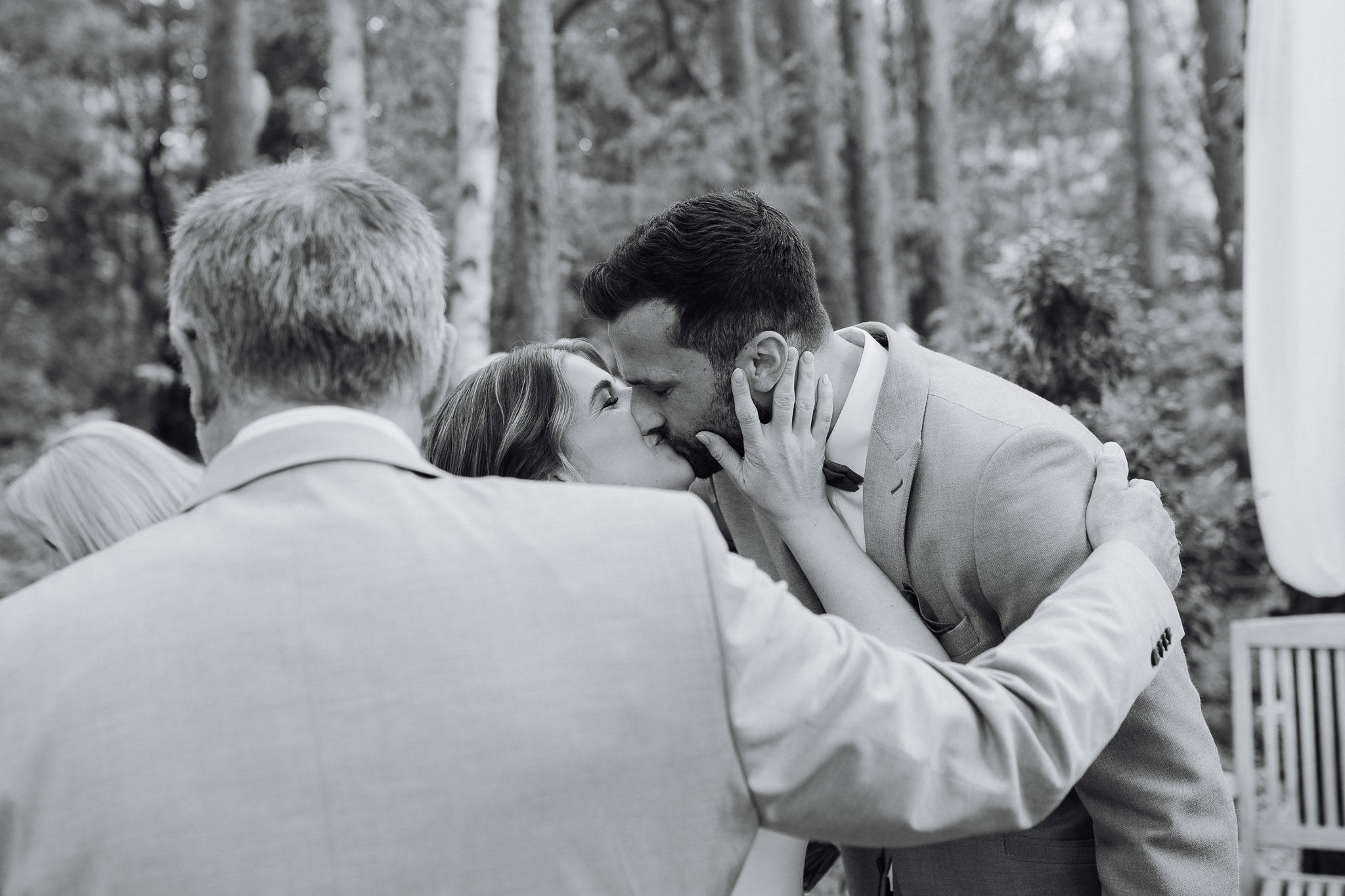 Hochzeit Framhouse Wandlitz, Freie Trauung, Hochzeitsfotografin Berlin, Emotionale ;Momente, Authentische Hochzeitsfotografie, Traubogen, Inspiration, Weddingsetup, First Kiss, schwarz weiß Fotografie