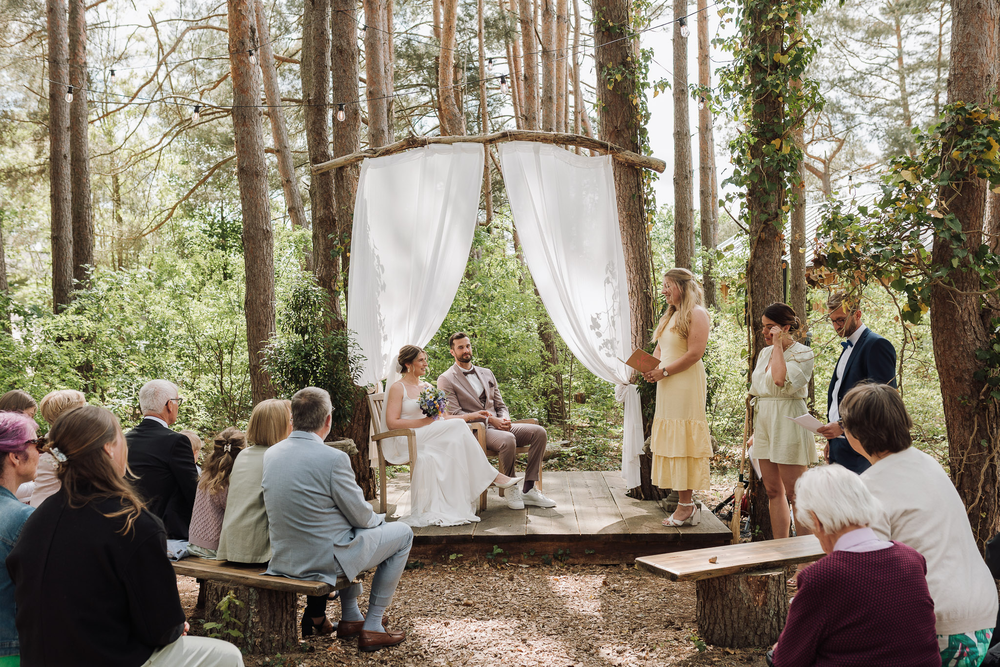 Hochzeit Framhouse Wandlitz, Freie Trauung, Hochzeitsfotografin Berlin, Emotionale ;Momente, Authentische Hochzeitsfotografie, Traubogen, Inspiration, Weddingsetup