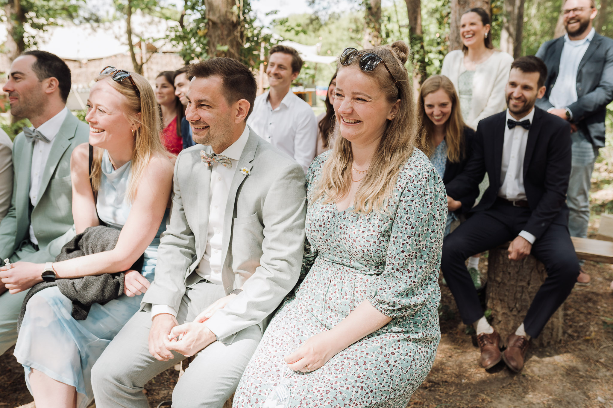 Hochzeit Framhouse Wandlitz, Freie Trauung, Hochzeitsfotografin Berlin, Emotionale ;Momente, Authentische Hochzeitsfotografie, Traubogen, Inspiration, Weddingsetup, lachende Gäste