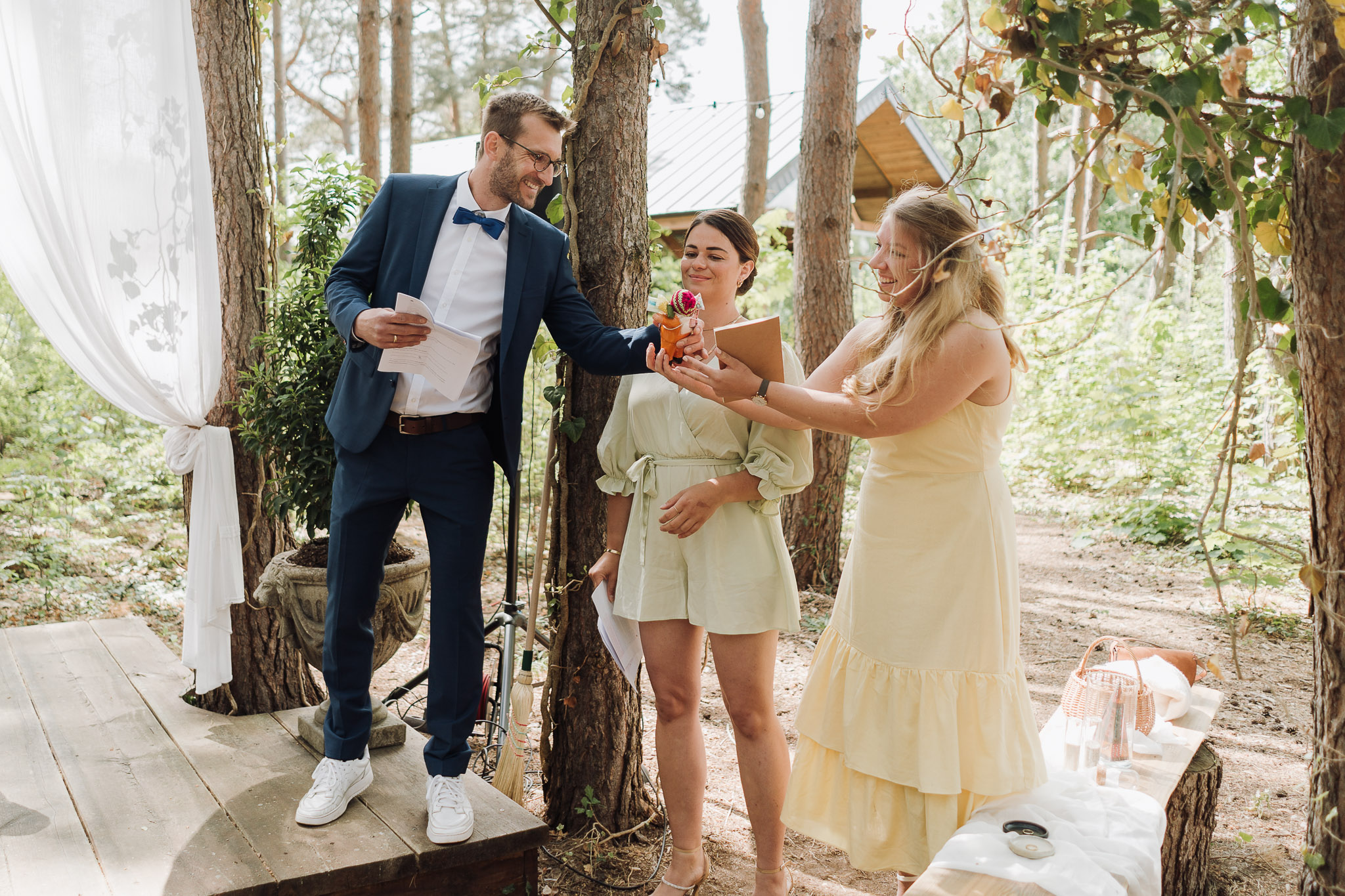 Hochzeit Framhouse Wandlitz, Freie Trauung, Hochzeitsfotografin Berlin, Emotionale ;Momente, Authentische Hochzeitsfotografie, Traubogen, Inspiration, Weddingsetup, lachende Gäste, Hochzeitsritual
