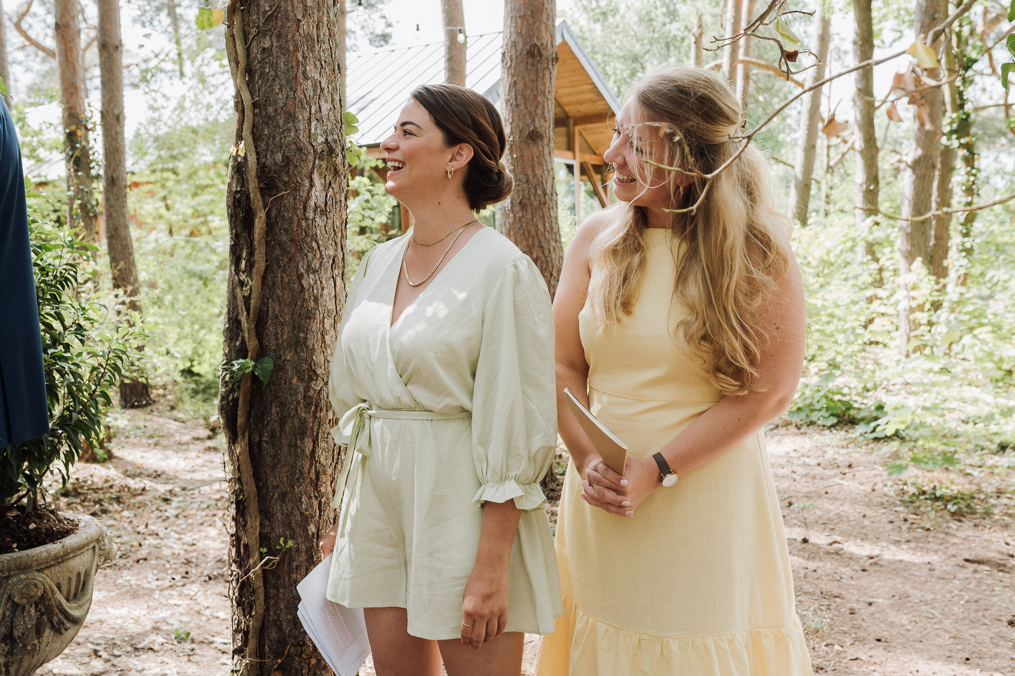 Hochzeit Framhouse Wandlitz, Freie Trauung, Hochzeitsfotografin Berlin, Emotionale ;Momente, Authentische Hochzeitsfotografie, Traubogen, Inspiration, Weddingsetup, lachende Gäste