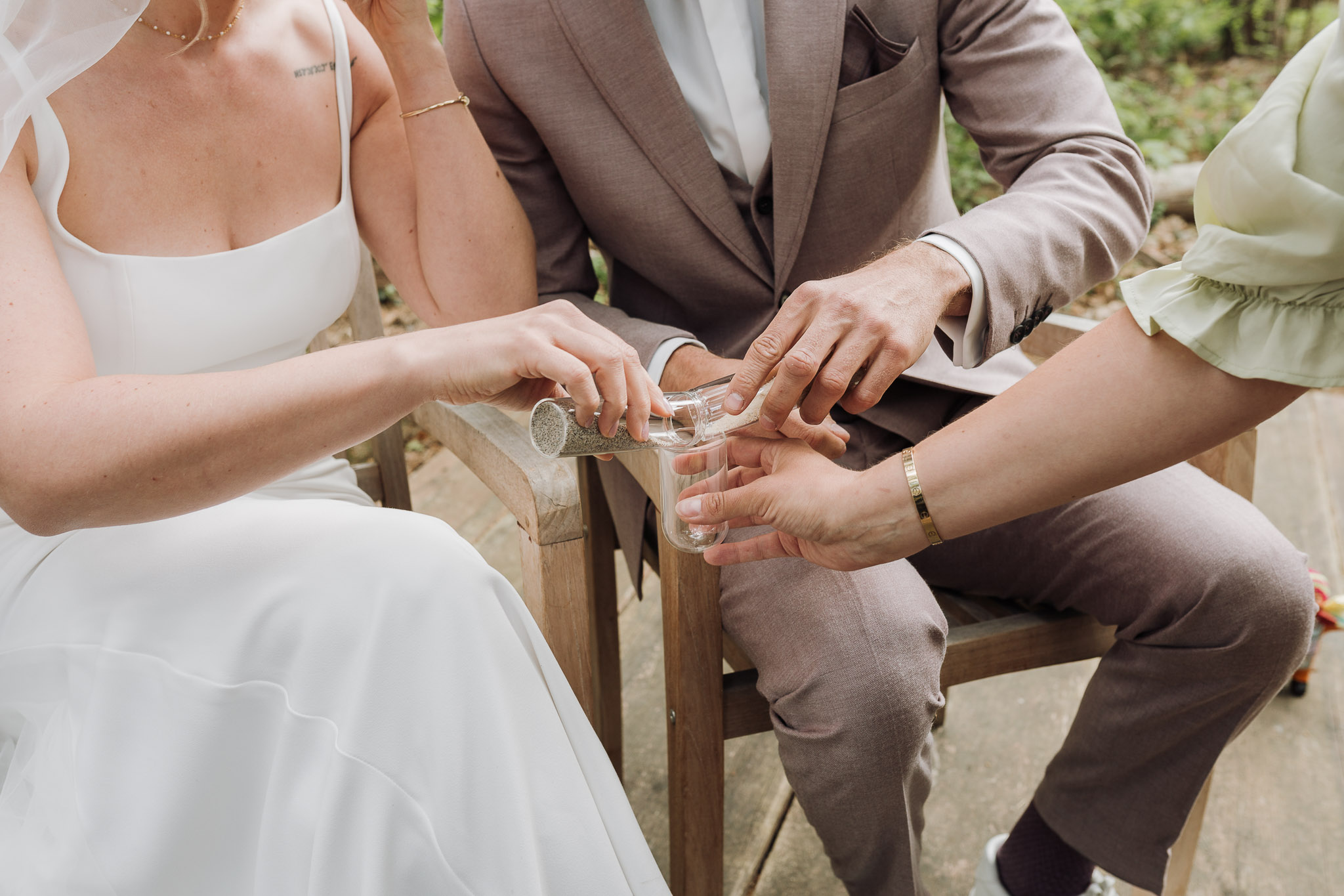 Hochzeit Framhouse Wandlitz, Freie Trauung, Hochzeitsfotografin Berlin, Emotionale ;Momente, Authentische Hochzeitsfotografie, Ritual, Sandzeremonie 