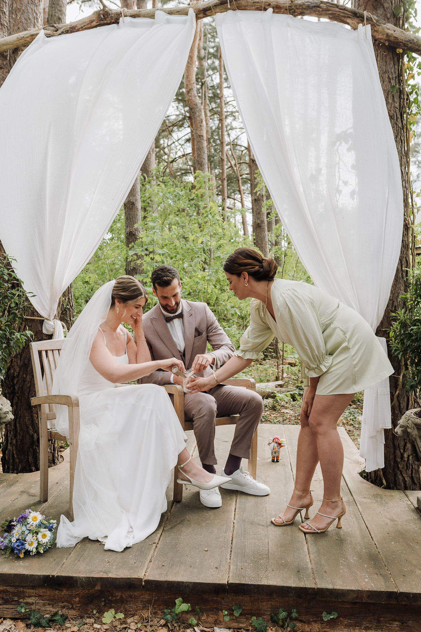 Hochzeit Framhouse Wandlitz, Freie Trauung, Hochzeitsfotografin Berlin, Emotionale ;Momente, Authentische Hochzeitsfotografie, Brautpaar sitzend, Braut lacht in die Kamera, Sandritual, Freie Trauung
