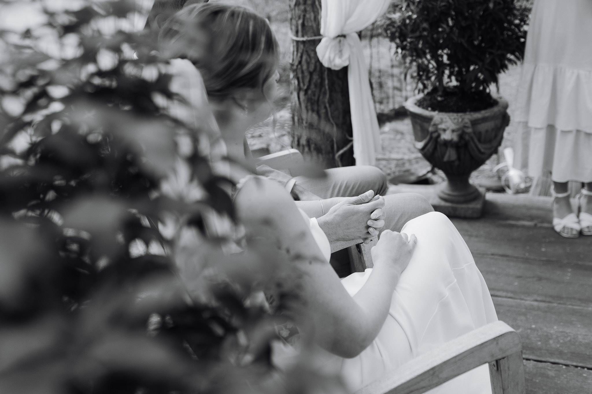 Hochzeit Framhouse Wandlitz, Freie Trauung, Hochzeitsfotografin Berlin, Emotionale ;Momente, Authentische Hochzeitsfotografie, Detailbild, Hände