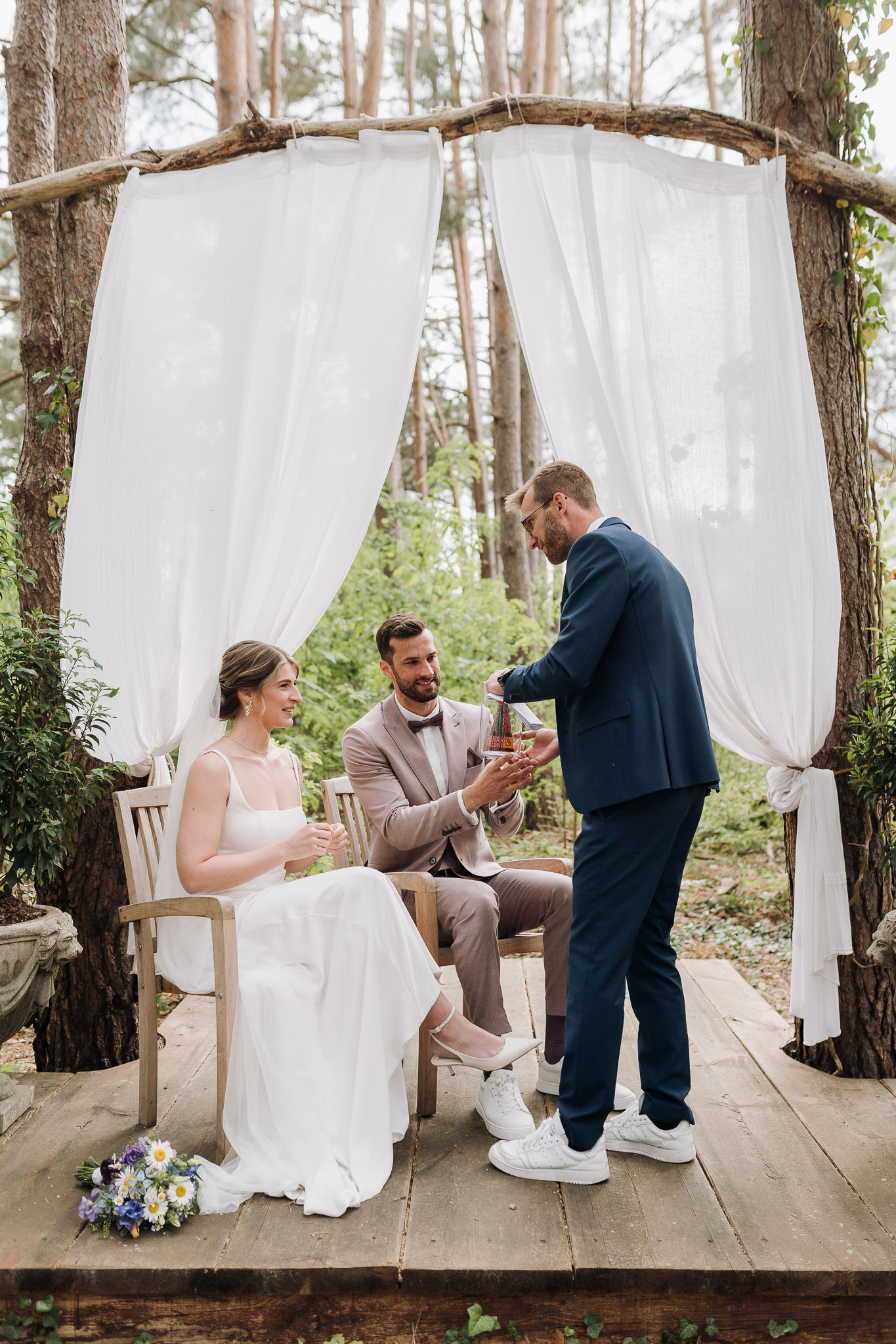Hochzeit Framhouse Wandlitz, Freie Trauung, Hochzeitsfotografin Berlin, Emotionale ;Momente, Authentische Hochzeitsfotografie, Ritual, Kerze entzünden, freie Trauung 