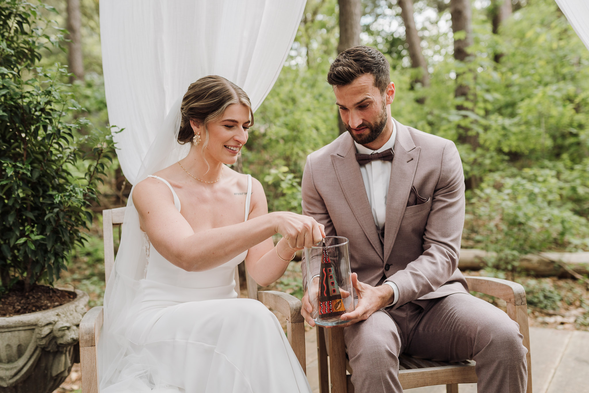 Hochzeit Framhouse Wandlitz, Freie Trauung, Hochzeitsfotografin Berlin, Emotionale ;Momente, Authentische Hochzeitsfotografie, Ritual, Kerze entzünden