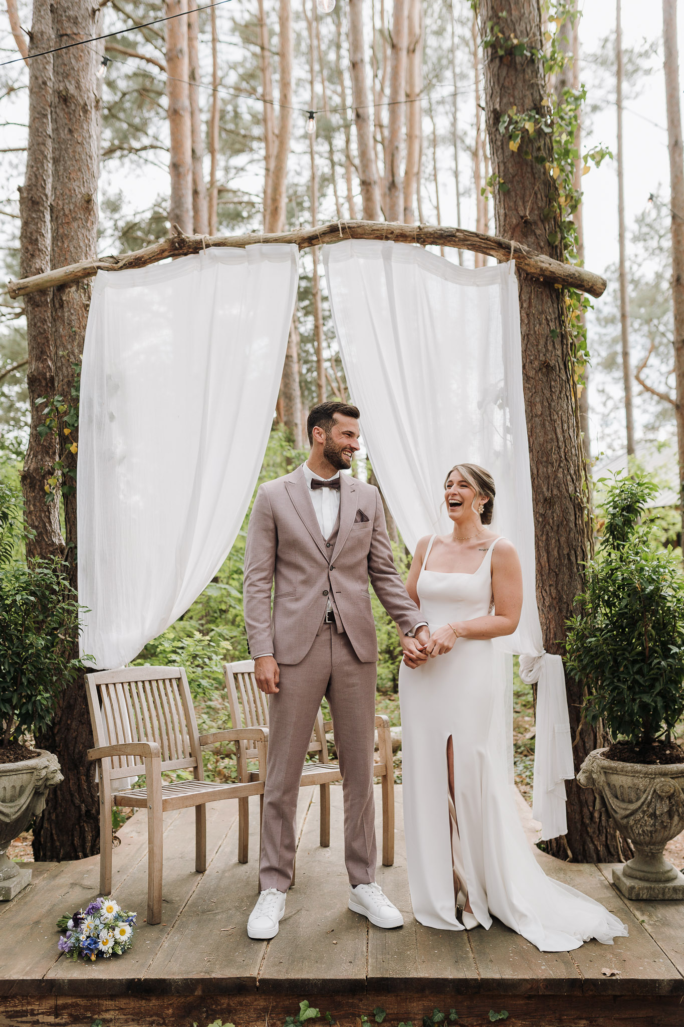 Hochzeit Framhouse Wandlitz, Freie Trauung, Hochzeitsfotografin Berlin, Emotionale ;Momente, Authentische Hochzeitsfotografie, lachendes Brautpaar, freie Trauung