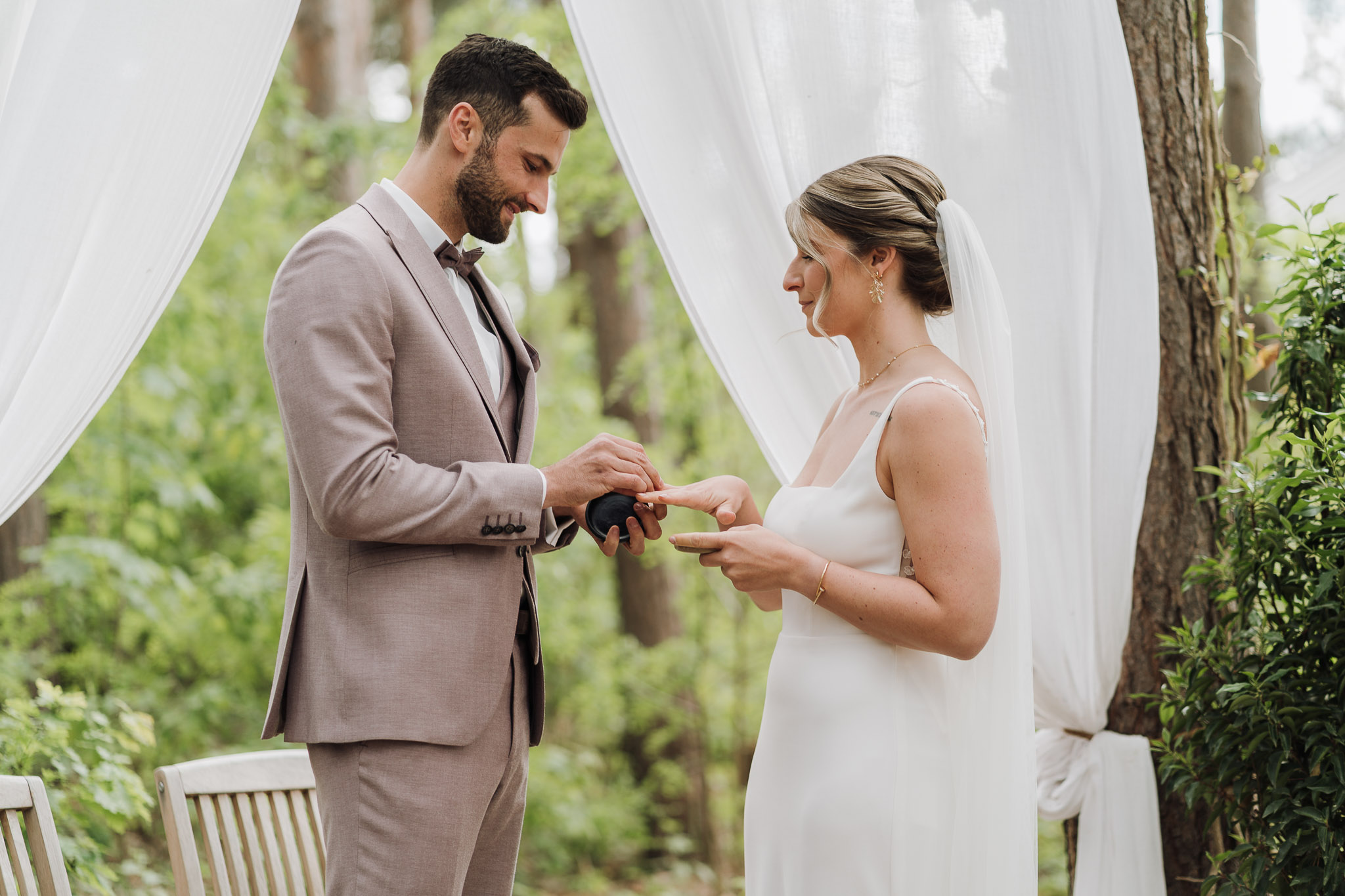 Hochzeit Framhouse Wandlitz, Freie Trauung, Hochzeitsfotografin Berlin, Emotionale ;Momente, Authentische Hochzeitsfotografie, Ringtausch, Ehepaar