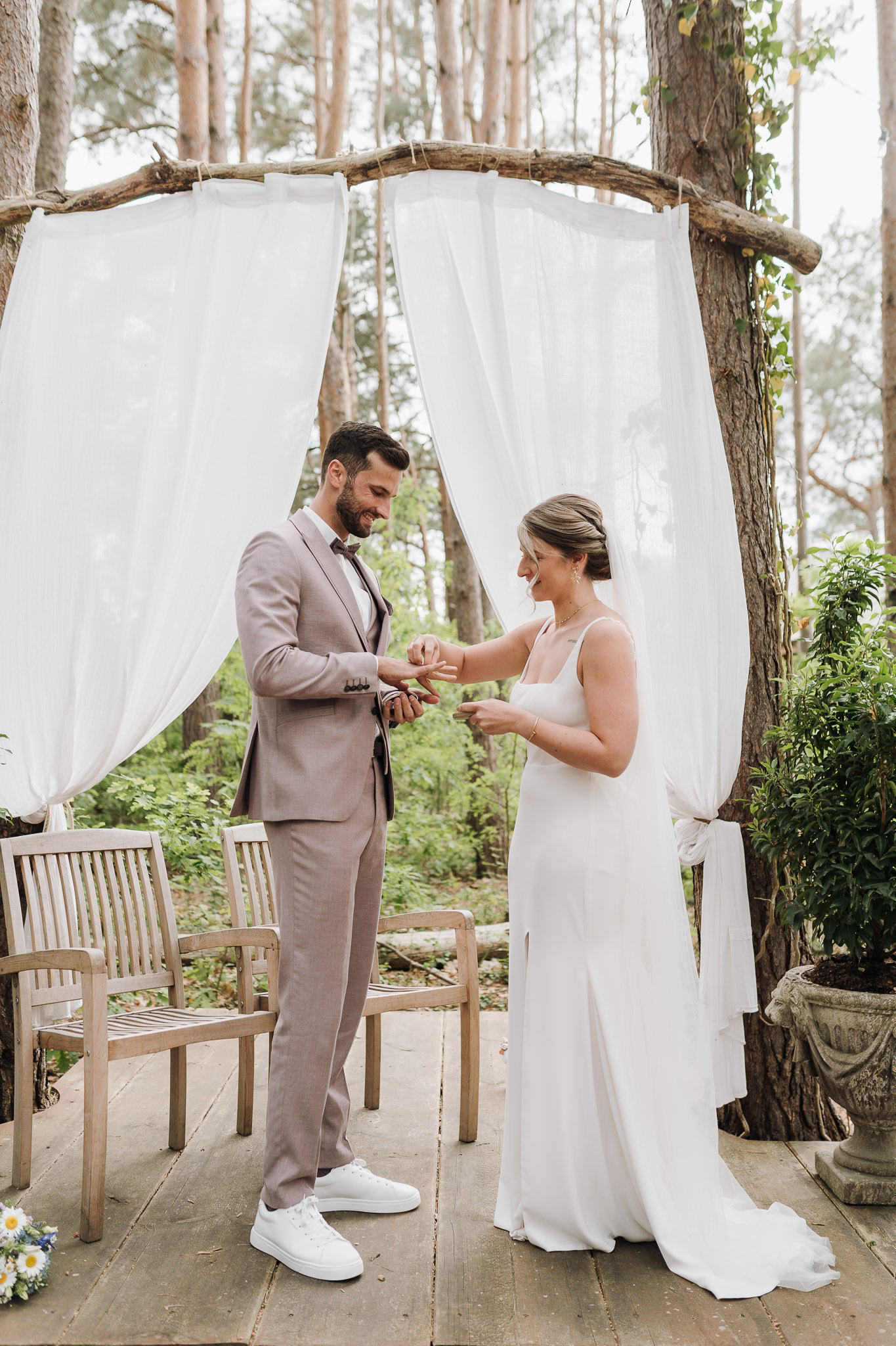 Hochzeit Framhouse Wandlitz, Freie Trauung, Hochzeitsfotografin Berlin, Emotionale ;Momente, Authentische Hochzeitsfotografie, Ringtausch