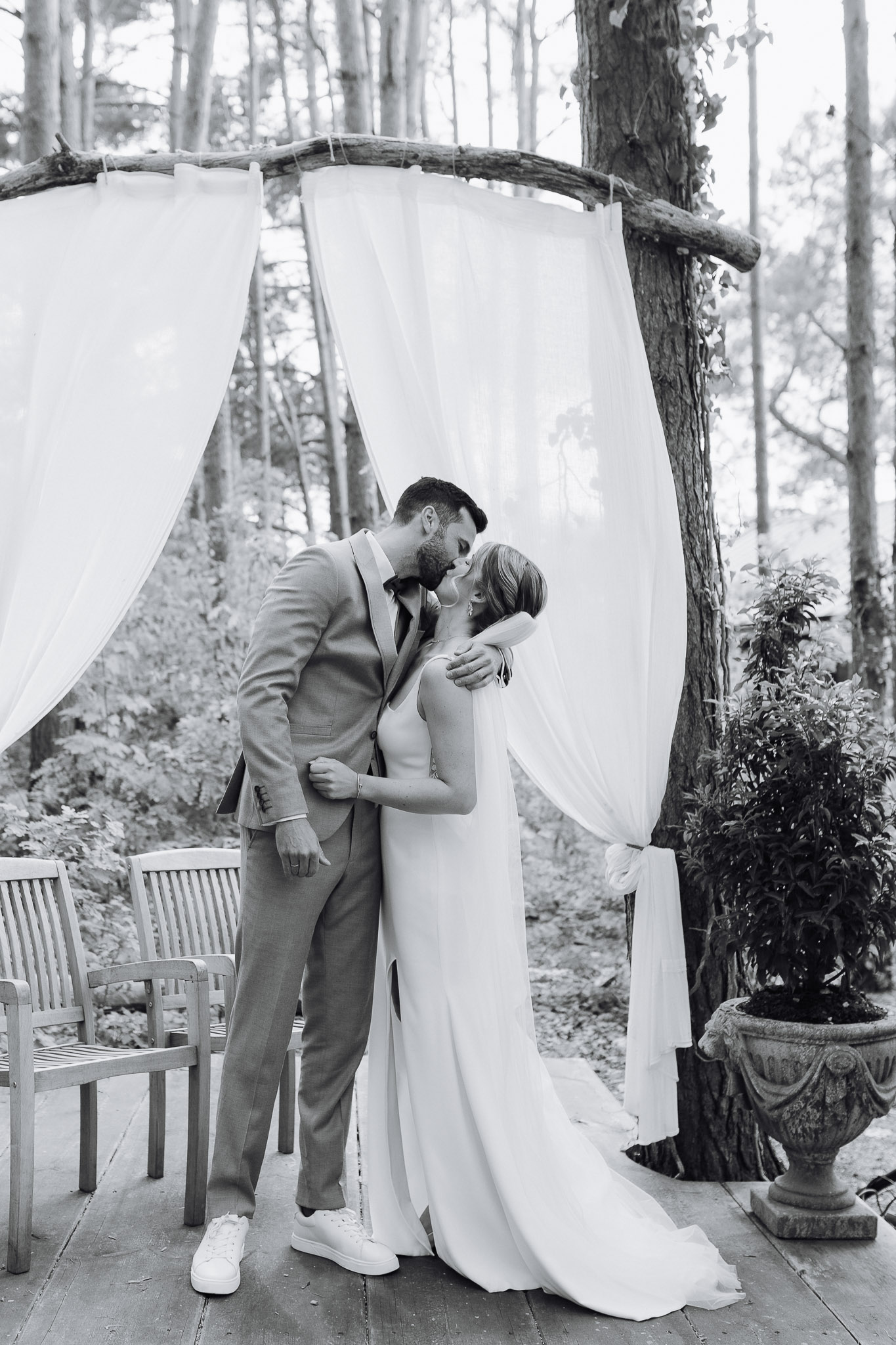 Hochzeit Framhouse Wandlitz, Freie Trauung, Hochzeitsfotografin Berlin, Emotionale ;Momente, Authentische Hochzeitsfotografie, Erster Kuss, Schwarz-Weiß Bild 