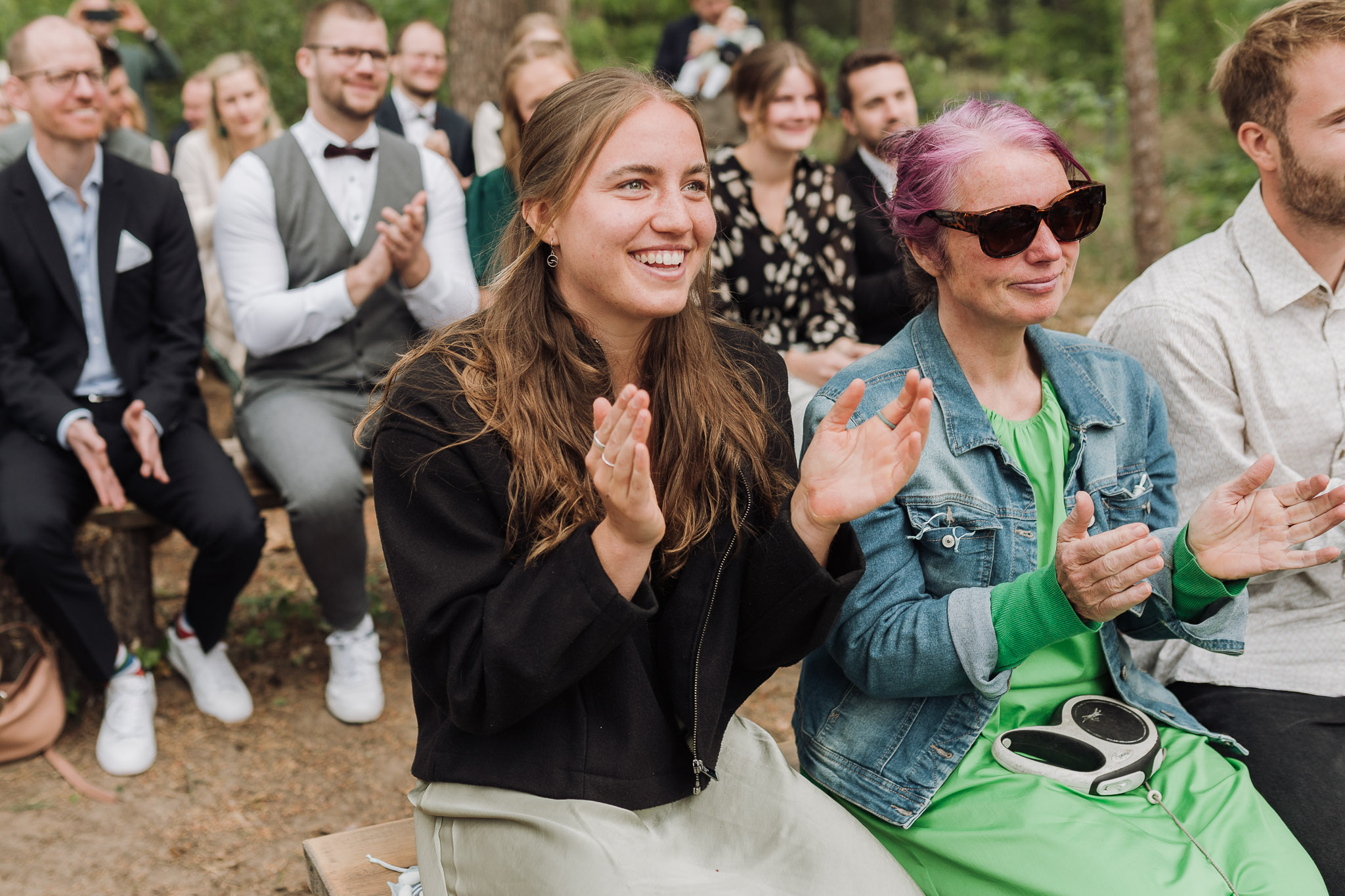 Hochzeit Framhouse Wandlitz, Freie Trauung, Hochzeitsfotografin Berlin, Emotionale ;Momente, Authentische Hochzeitsfotografie, Applaudierende Gäste