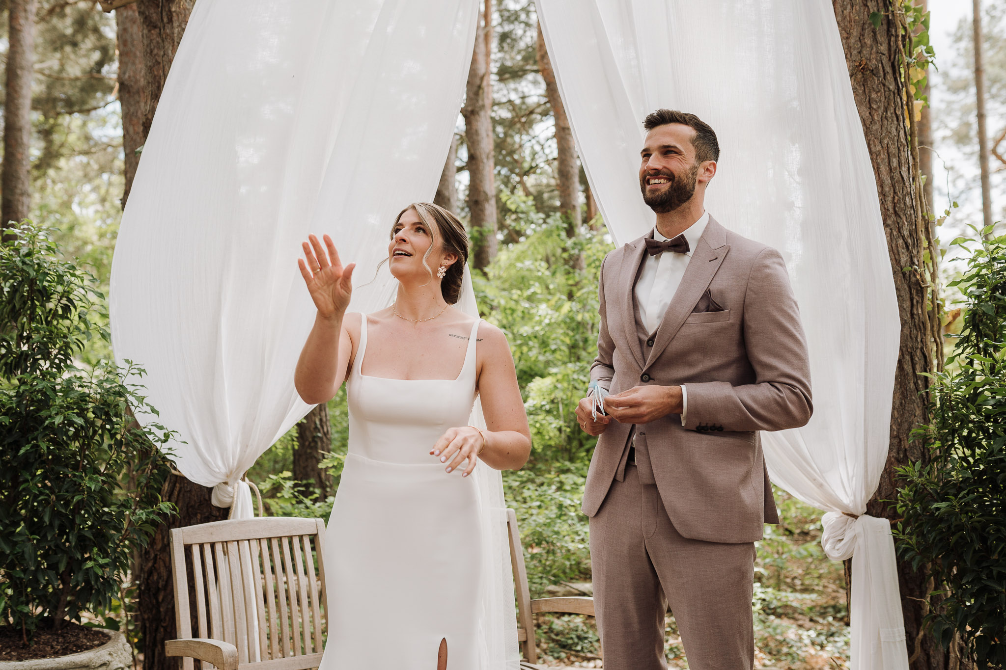 Hochzeit Framhouse Wandlitz, Freie Trauung, Hochzeitsfotografin Berlin, Emotionale ;Momente, Authentische Hochzeitsfotografie, Brautpaar wirft Zuckermandeln