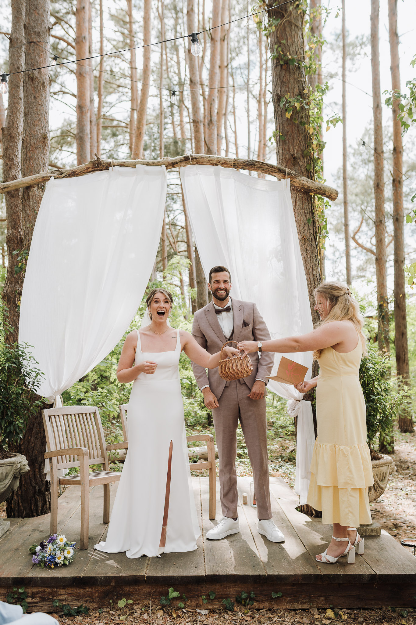 Hochzeit Framhouse Wandlitz, Freie Trauung, Hochzeitsfotografin Berlin, Emotionale ;Momente, Authentische Hochzeitsfotografie, lachendes Brautpaar, Zuckermandeln werfen