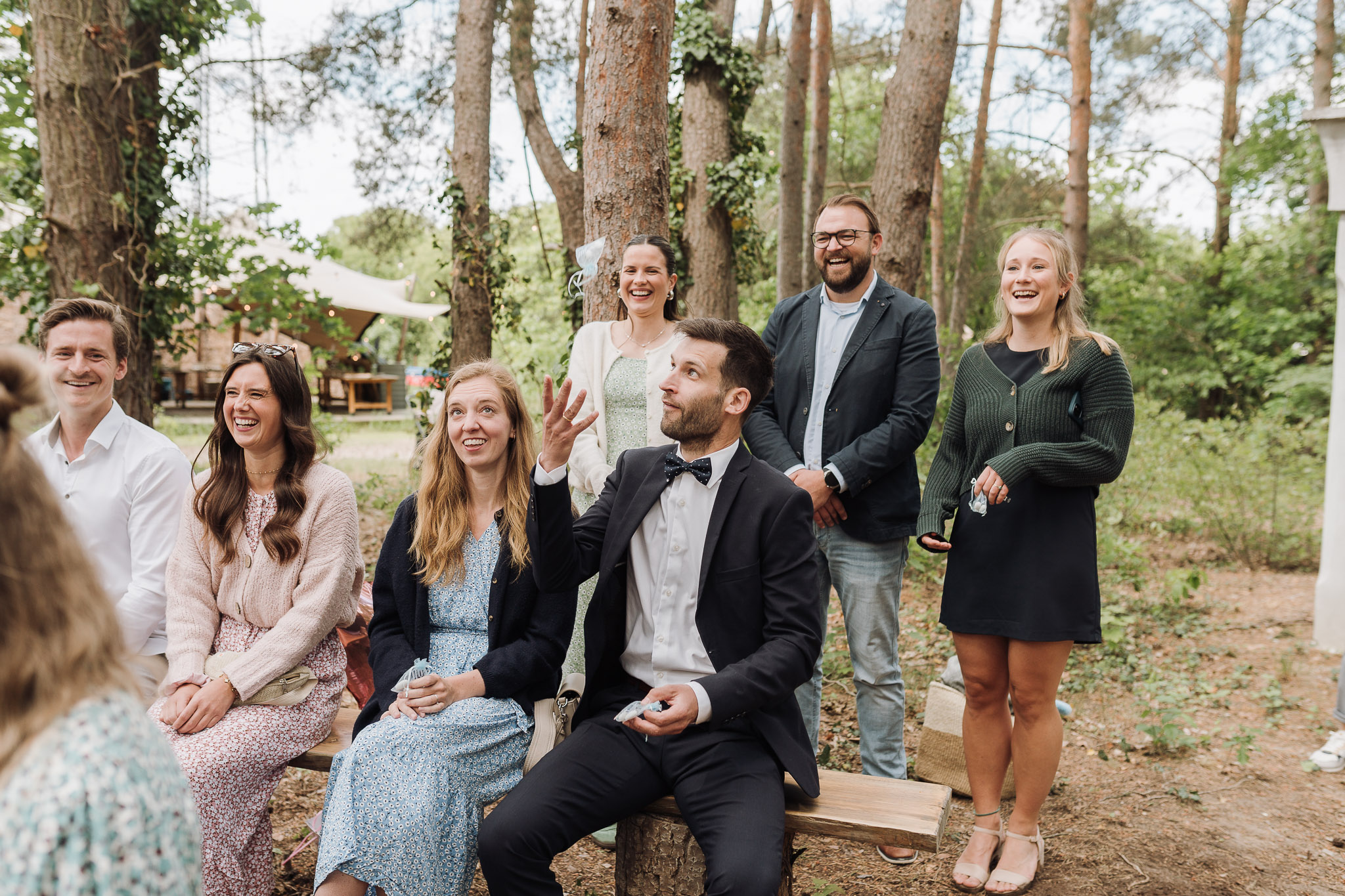 Hochzeit Framhouse Wandlitz, Freie Trauung, Hochzeitsfotografin Berlin, Emotionale ;Momente, Authentische Hochzeitsfotografie, Zuckermandeln werden von Gästen geworfen
