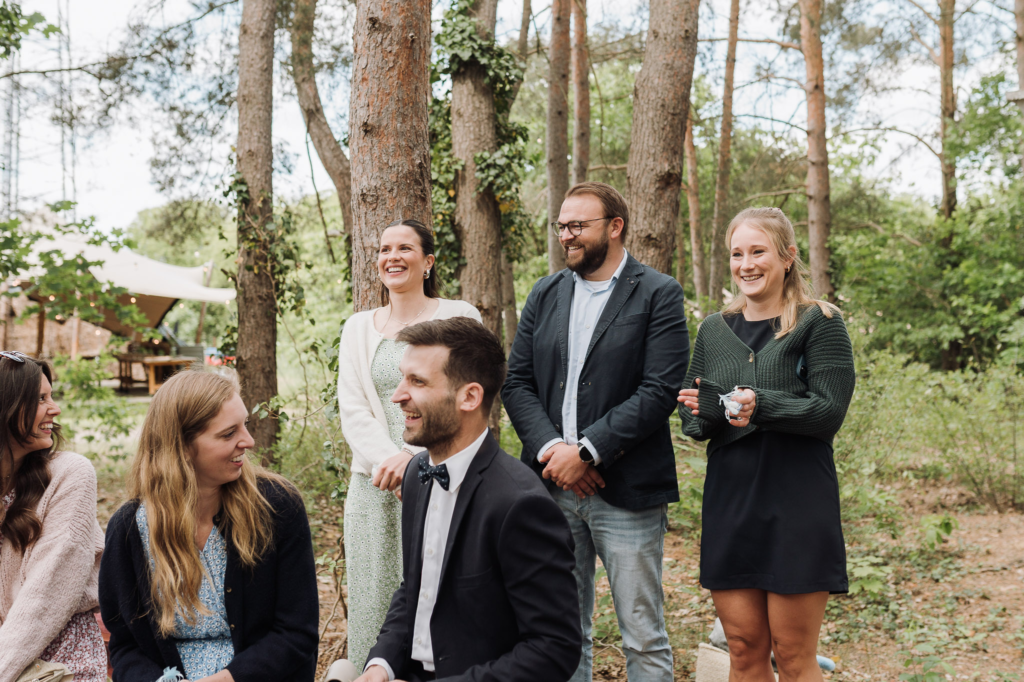Hochzeit Framhouse Wandlitz, Freie Trauung, Hochzeitsfotografin Berlin, Emotionale ;Momente, Authentische Hochzeitsfotografie, lachende Gäste, Reportagefotografie