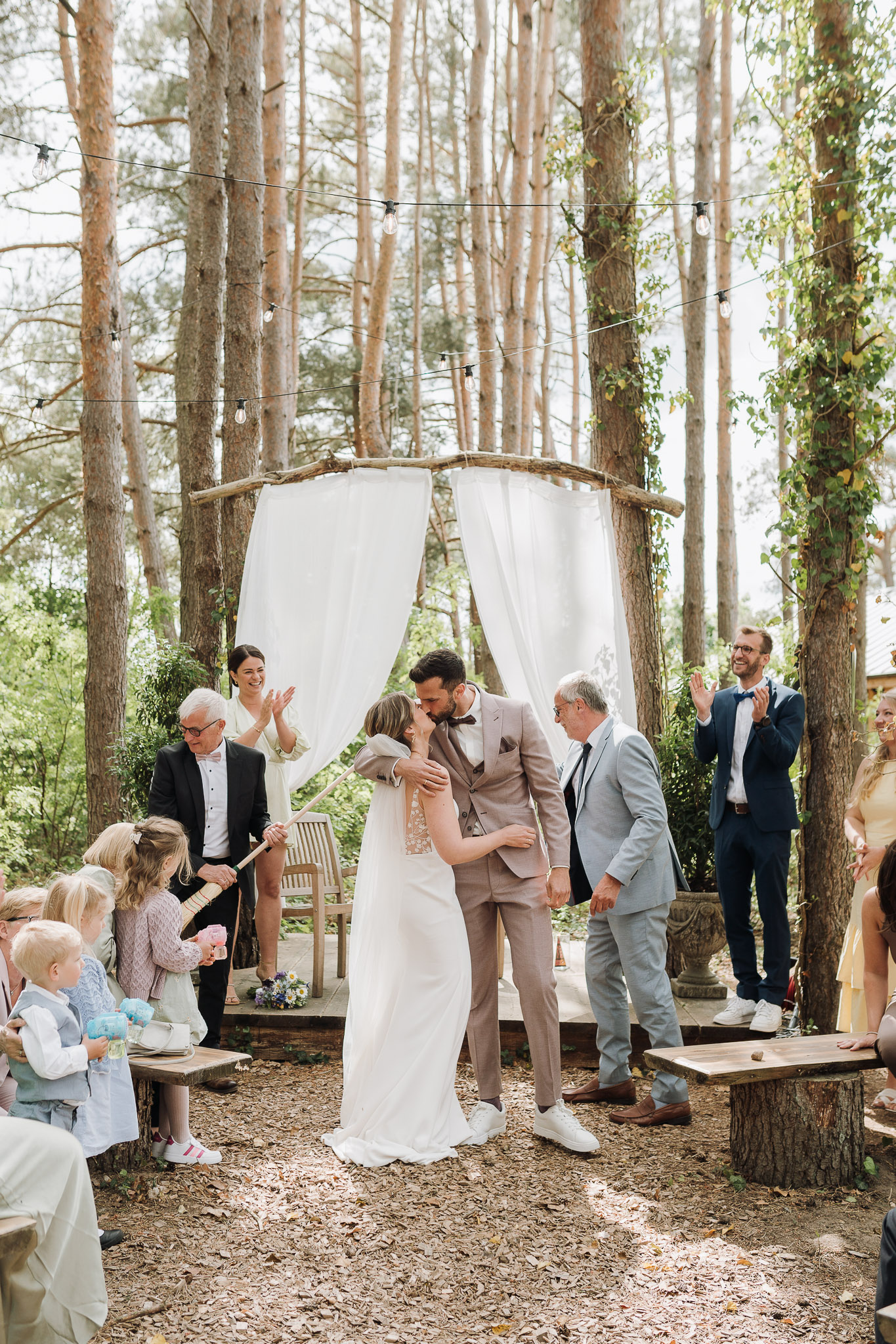 Hochzeit Framhouse Wandlitz, Freie Trauung, Hochzeitsfotografin Berlin, Emotionale ;Momente, Authentische Hochzeitsfotografie, Kuss Brautpaar