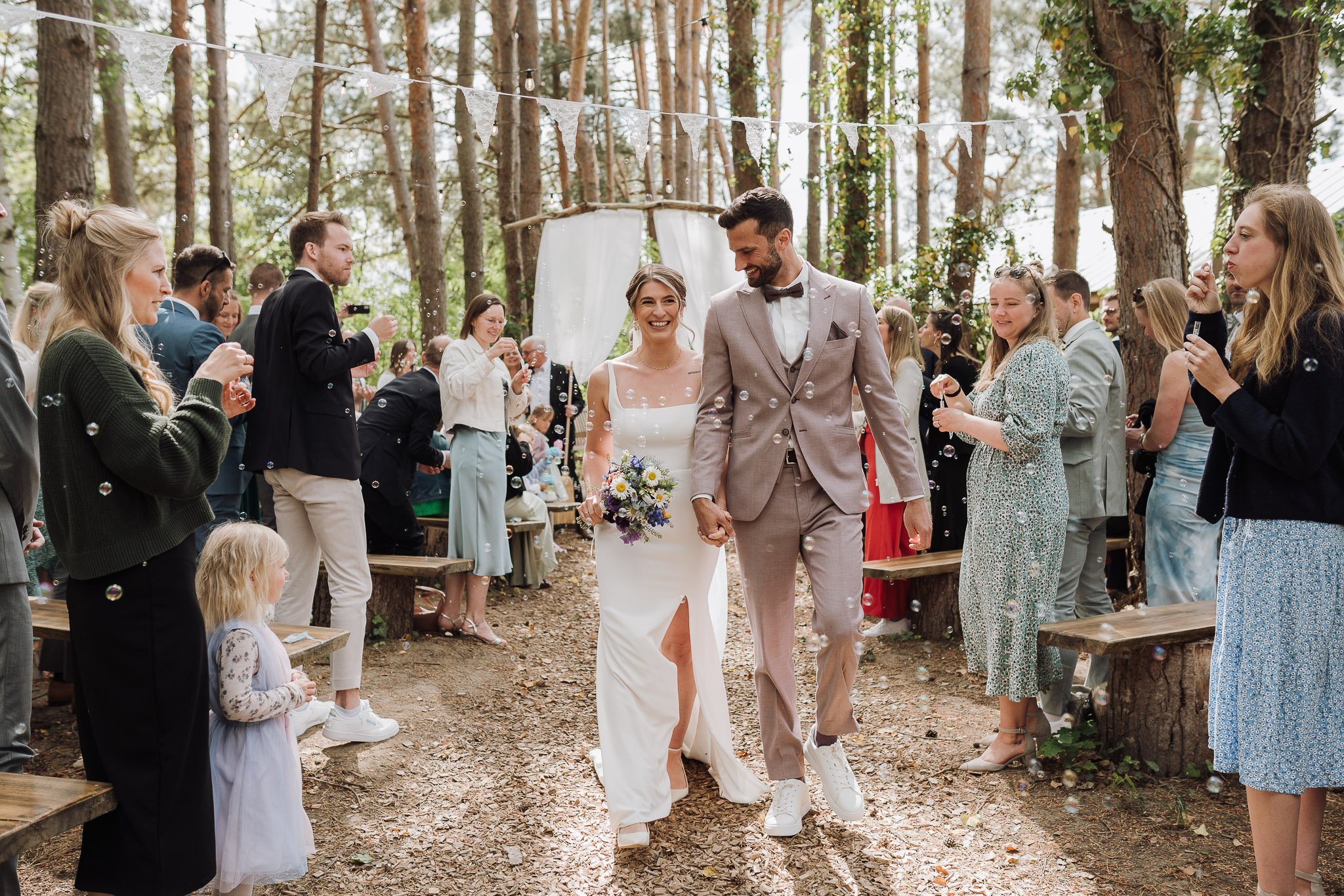 Hochzeit Framhouse Wandlitz, Freie Trauung, Hochzeitsfotografin Berlin, Emotionale ;Momente, Authentische Hochzeitsfotografie, Auszug Brautpaar. lachendes Brautpaar