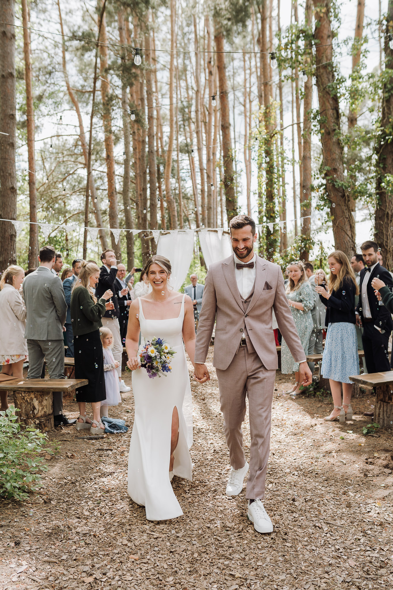 Hochzeit Framhouse Wandlitz, Freie Trauung, Hochzeitsfotografin Berlin, Emotionale ;Momente, Authentische Hochzeitsfotografie, Auszug Brautpaar
