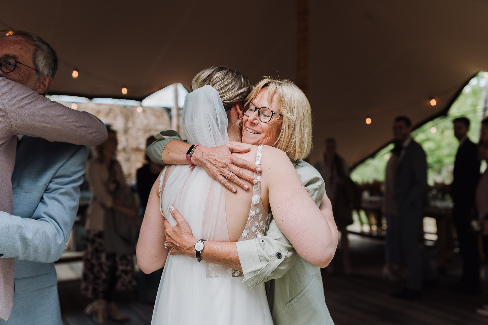 Hochzeit Framhouse Wandlitz, Freie Trauung, Hochzeitsfotografin Berlin, Emotionale ;Momente, Authentische Hochzeitsfotografie, Gratulation Gäste