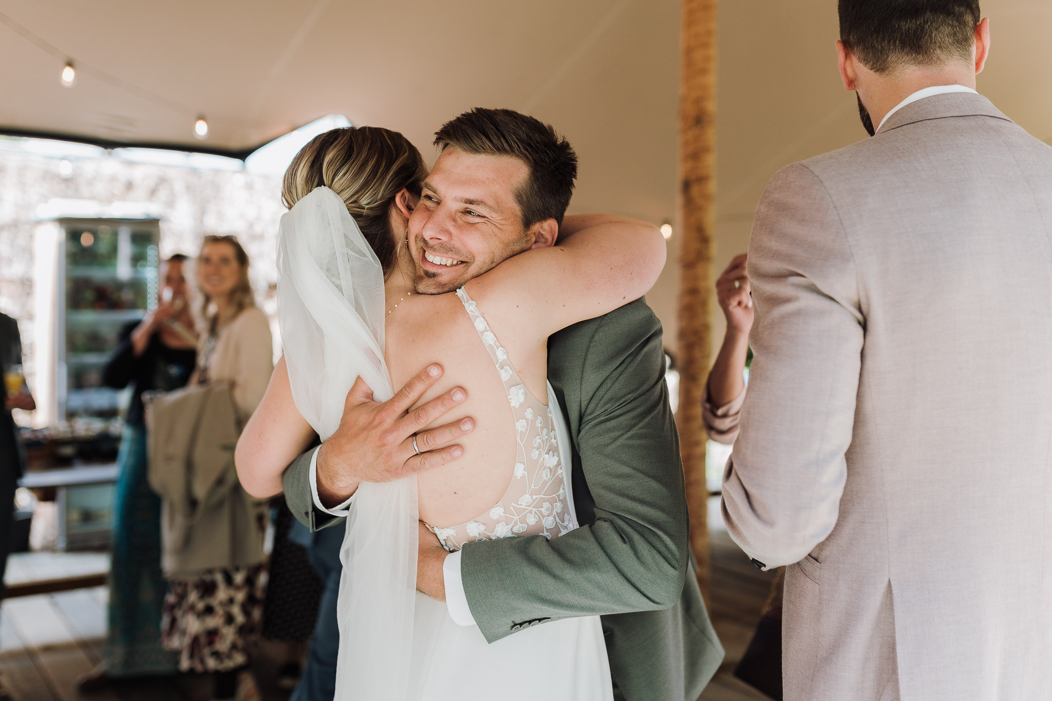 Hochzeit Framhouse Wandlitz, Freie Trauung, Hochzeitsfotografin Berlin, Emotionale ;Momente, Authentische Hochzeitsfotografie, Gratulation Gäste