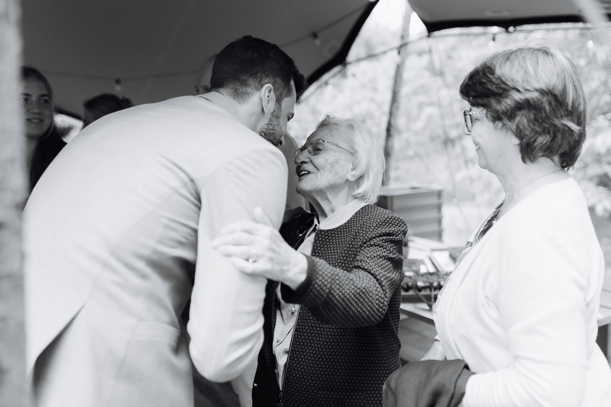 Hochzeit Framhouse Wandlitz, Freie Trauung, Hochzeitsfotografin Berlin, Emotionale ;Momente, Authentische Hochzeitsfotografie, Gratulation Gäste, Schwarz-Weiß Bild