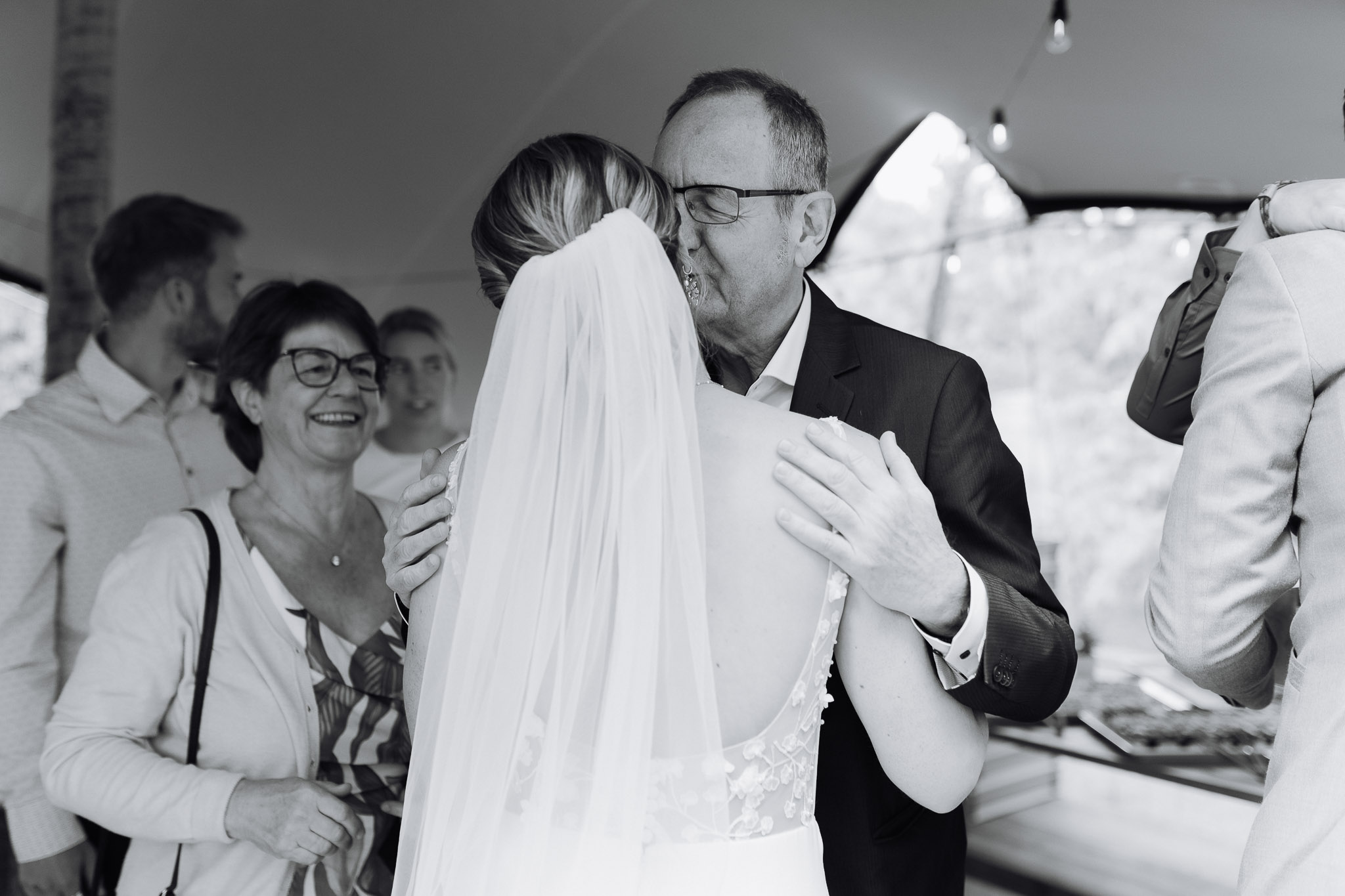 Hochzeit Framhouse Wandlitz, Freie Trauung, Hochzeitsfotografin Berlin, Emotionale ;Momente, Authentische Hochzeitsfotografie, Gratulation Gäste, Schwarz-Weiß Bild