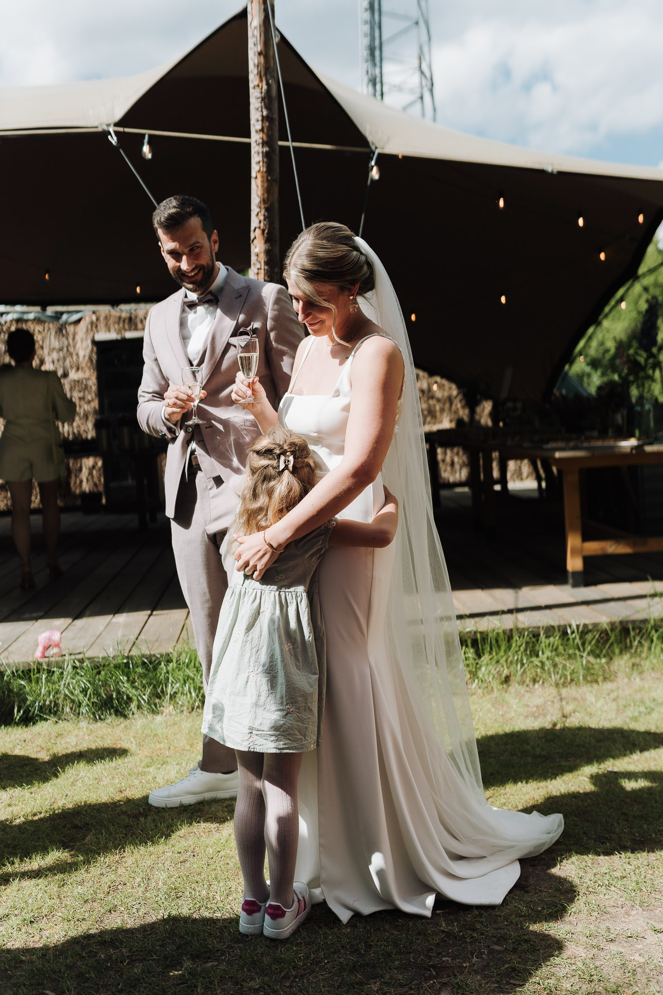 Hochzeit Framhouse Wandlitz, Freie Trauung, Hochzeitsfotografin Berlin, Emotionale ;Momente, Authentische Hochzeitsfotografie, Gratulation Kind, Schwarz-Weiß Bild