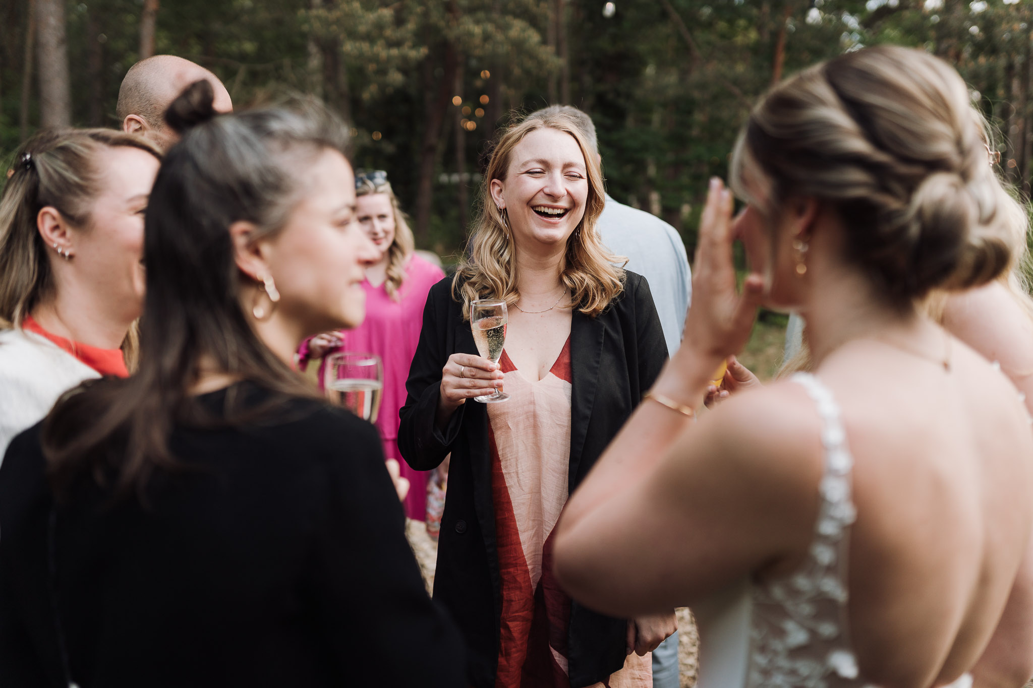 Hochzeit Framhouse Wandlitz, Freie Trauung, Hochzeitsfotografin Berlin, Emotionale ;Momente, Authentische Hochzeitsfotografie, Gäste lachend, Reportagefotografie 