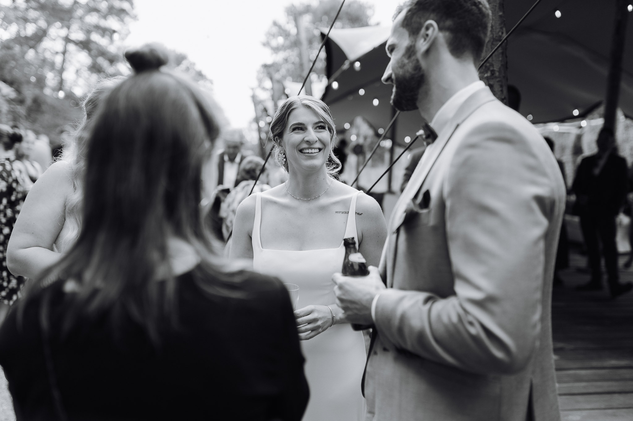 Hochzeit Framhouse Wandlitz, Freie Trauung, Hochzeitsfotografin Berlin, Emotionale ;Momente, Authentische Hochzeitsfotografie, Braut lachend, reportagefotografie