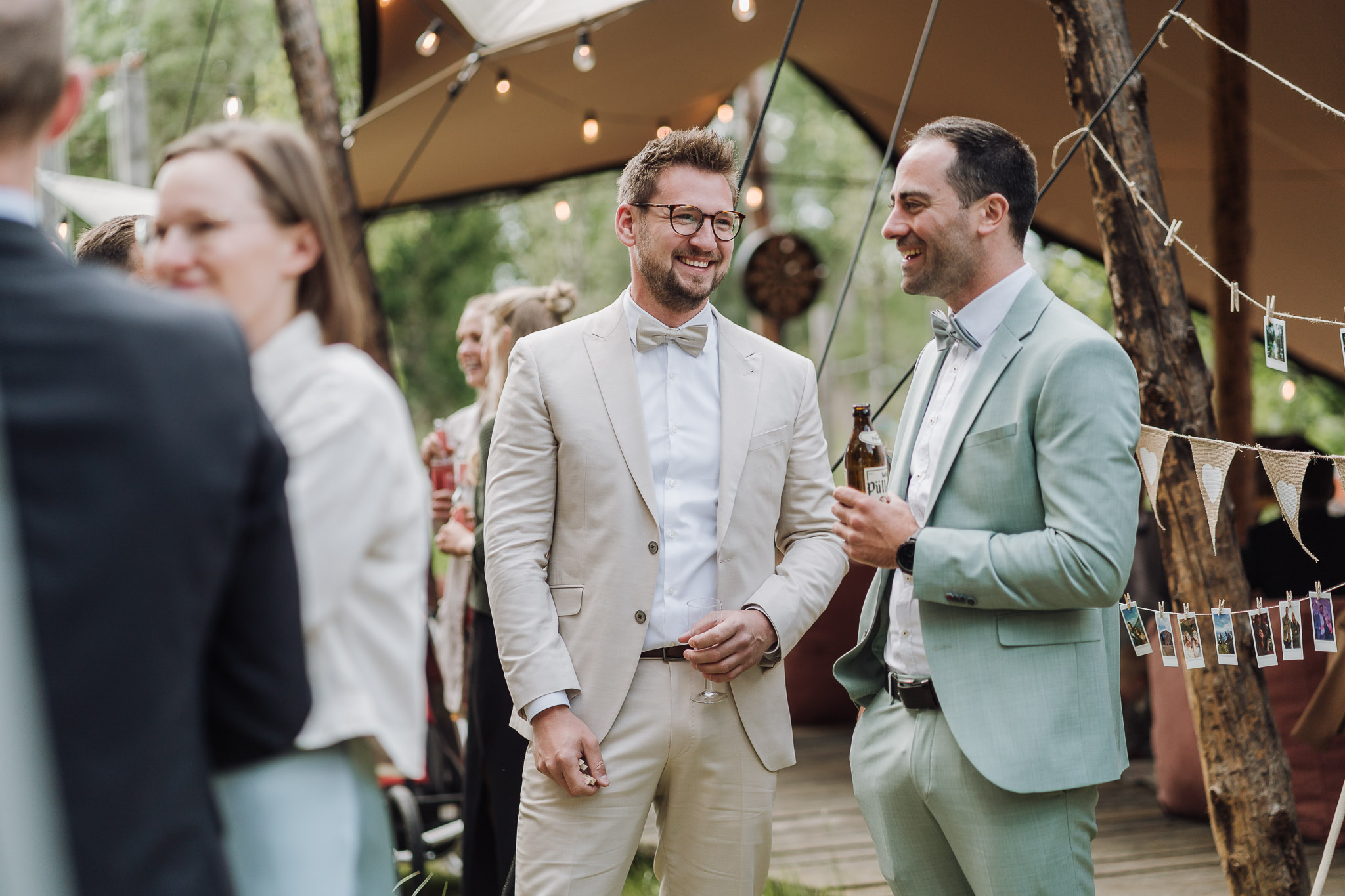 Hochzeit Framhouse Wandlitz, Freie Trauung, Hochzeitsfotografin Berlin, Emotionale ;Momente, Authentische Hochzeitsfotografie, Gäste lachend, Reportagefotografie 