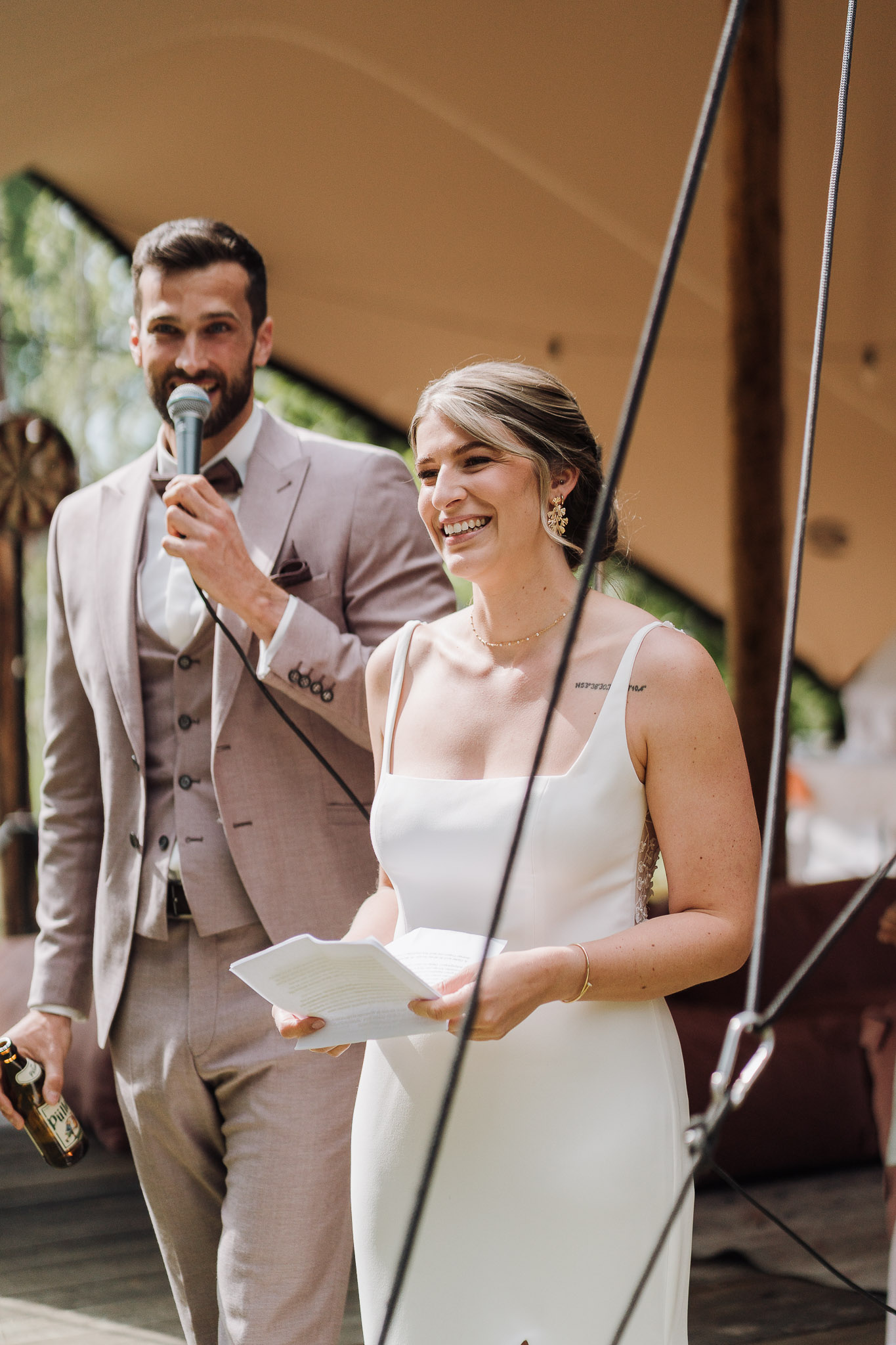 Hochzeit Framhouse Wandlitz, Freie Trauung, Hochzeitsfotografin Berlin, Emotionale ;Momente, Authentische Hochzeitsfotografie, Brautpaar Rede Reportagefotografie 
