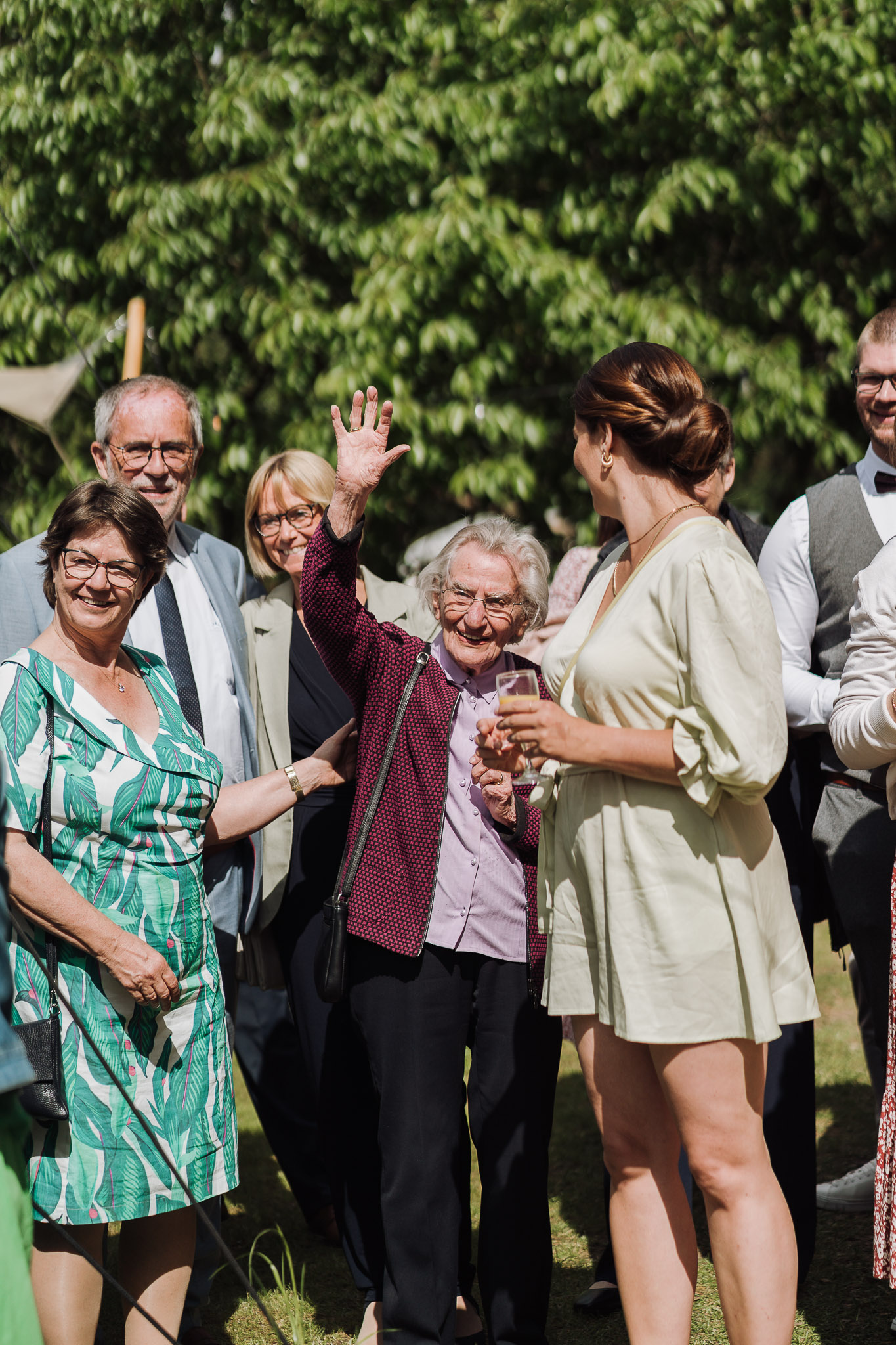 Hochzeit Framhouse Wandlitz, Freie Trauung, Hochzeitsfotografin Berlin, Emotionale ;Momente, Authentische Hochzeitsfotografie, Reaktion Gäste Rede ,Reportagefotografie 
