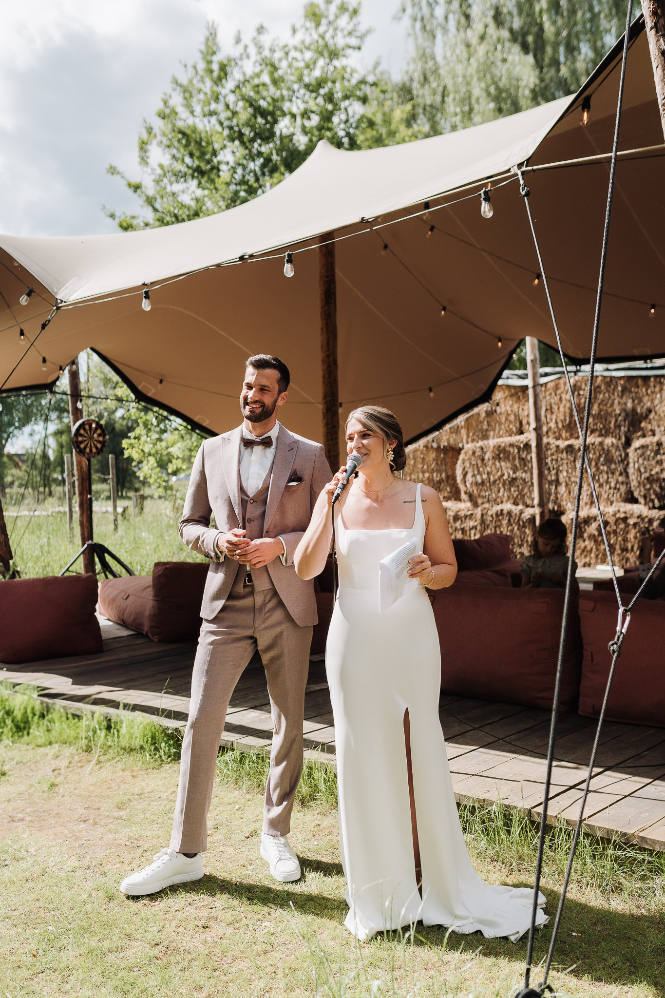 Hochzeit Framhouse Wandlitz, Freie Trauung, Hochzeitsfotografin Berlin, Emotionale ;Momente, Authentische Hochzeitsfotografie, Brautpaar Rede Reportagefotografie 