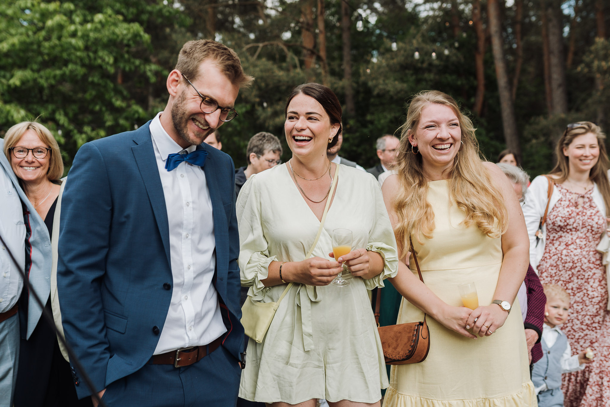 Hochzeit Framhouse Wandlitz, Freie Trauung, Hochzeitsfotografin Berlin, Emotionale ;Momente, Authentische Hochzeitsfotografie, Reaktion Gäste Rede ,Reportagefotografie 