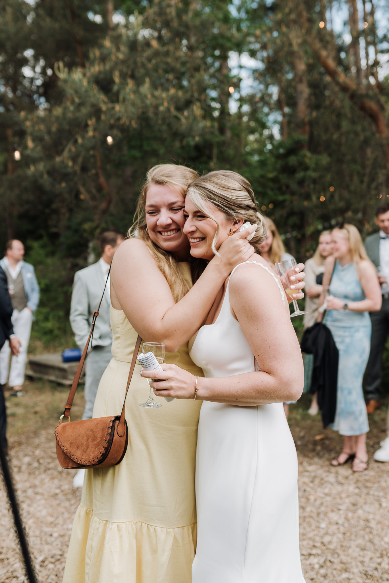 Hochzeit Framhouse Wandlitz, Freie Trauung, Hochzeitsfotografin Berlin, Emotionale ;Momente, Authentische Hochzeitsfotografie, Umarmung Braut ,Reportagefotografie 