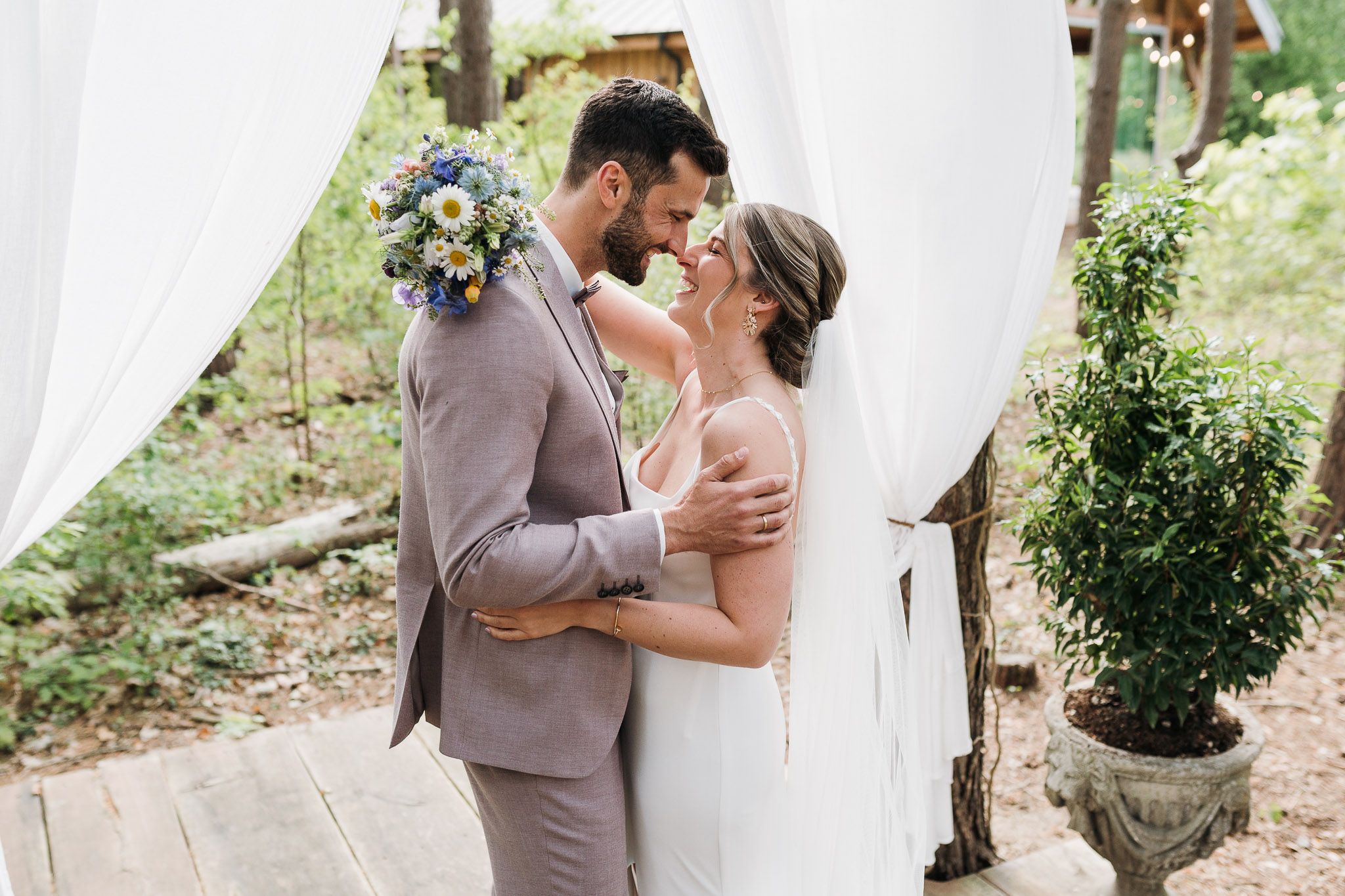 Hochzeit Framhouse Wandlitz, Freie Trauung, Hochzeitsfotografin Berlin, Emotionale ;Momente, Authentische Hochzeitsfotografie, Brautpaarshooting, Kuss, Brautpaar lachend