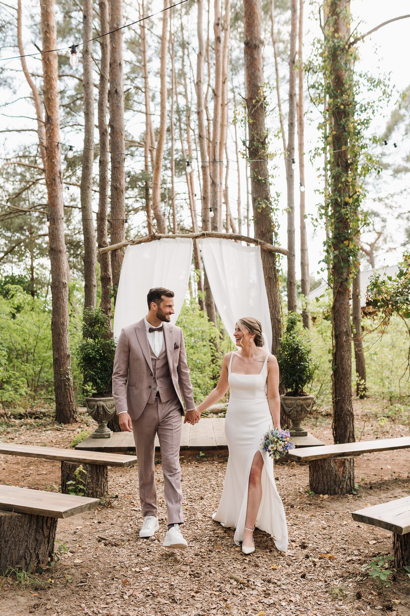 Hochzeit Framhouse Wandlitz, Freie Trauung, Hochzeitsfotografin Berlin, Emotionale ;Momente, Authentische Hochzeitsfotografie, Brautpaarshooting, lachen, Brautpaar laufend
