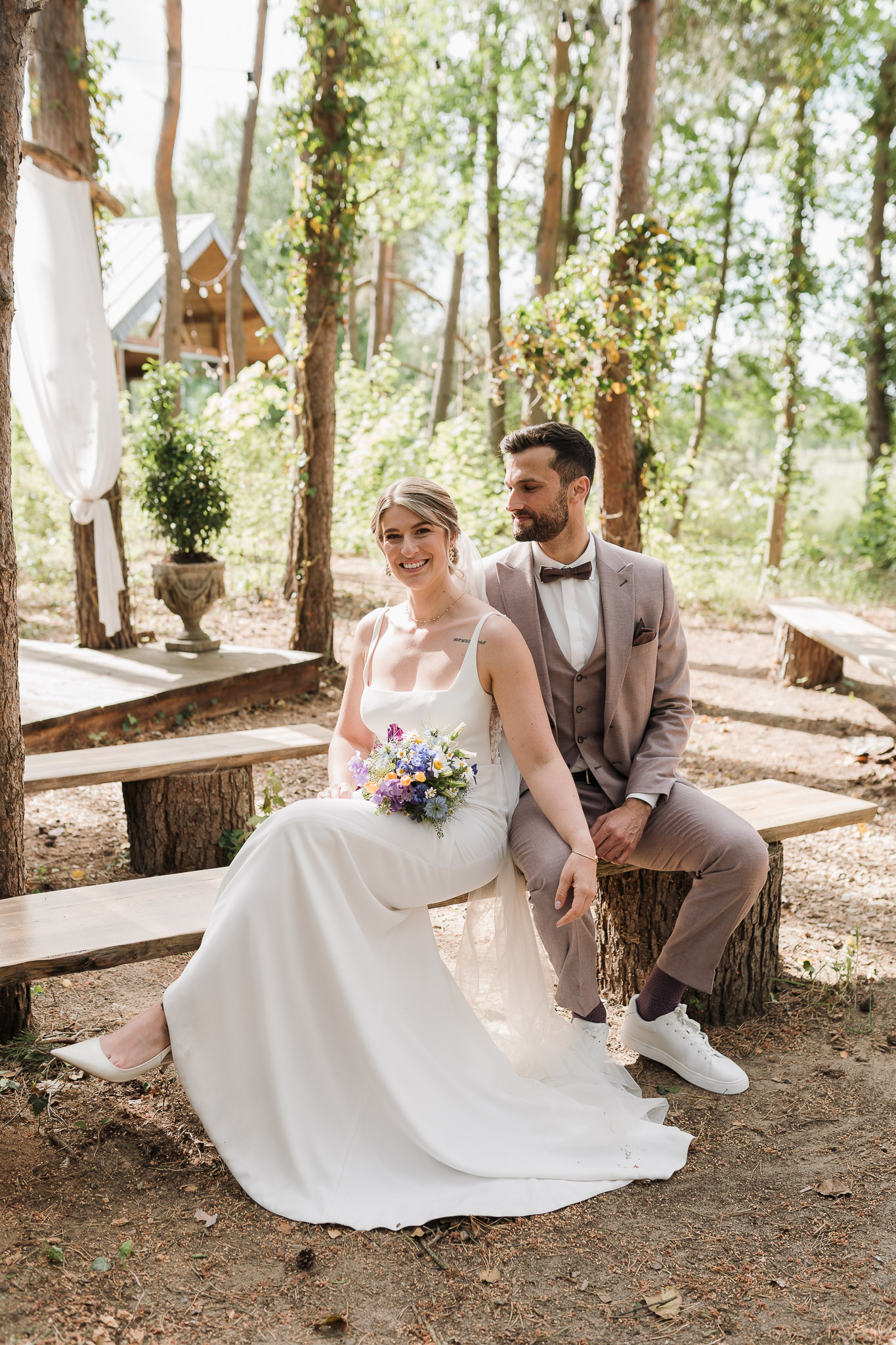 Hochzeit Framhouse Wandlitz, Freie Trauung, Hochzeitsfotografin Berlin, Emotionale ;Momente, Authentische Hochzeitsfotografie, Brautpaar sitzend, Braut lacht in die Kamera´