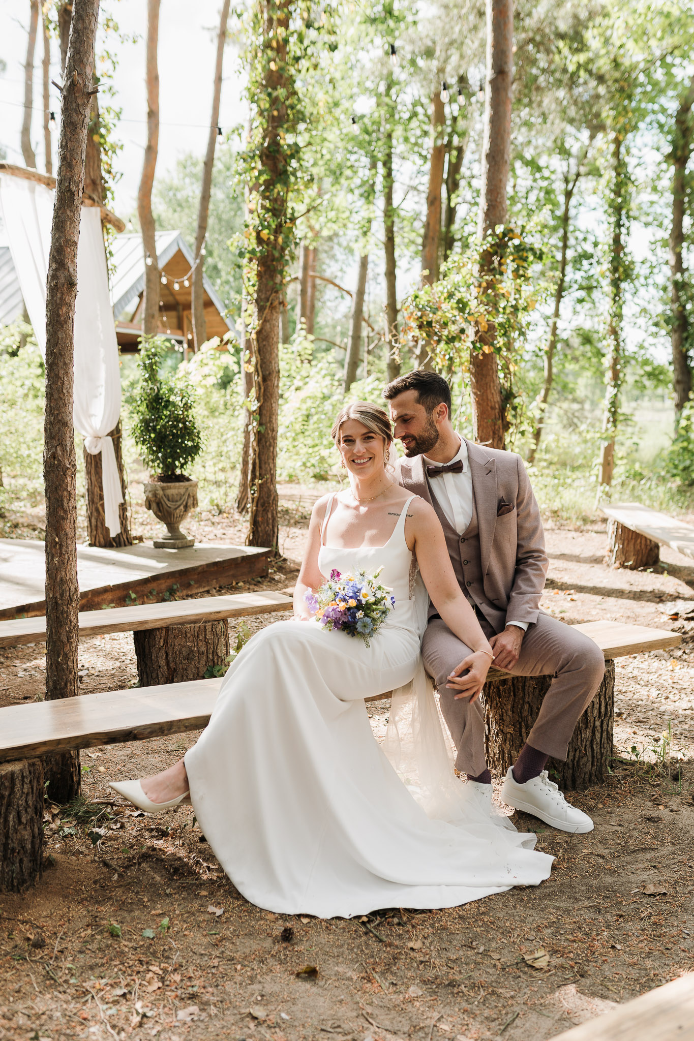 Hochzeit Framhouse Wandlitz, Freie Trauung, Hochzeitsfotografin Berlin, Emotionale ;Momente, Authentische Hochzeitsfotografie, Brautpaarshooting, Brautpaar sitzend, lachend 