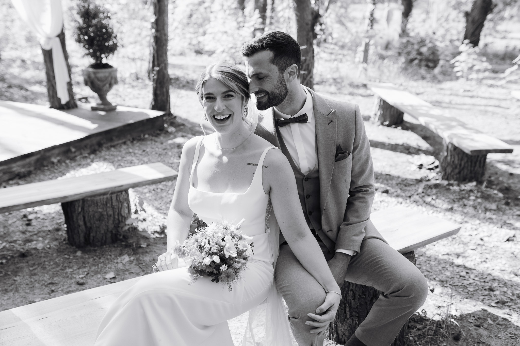 Hochzeit Framhouse Wandlitz, Freie Trauung, Hochzeitsfotografin Berlin, Emotionale ;Momente, Authentische Hochzeitsfotografie, Brautpaarshooting, Brautpaar sitzend, lachend 