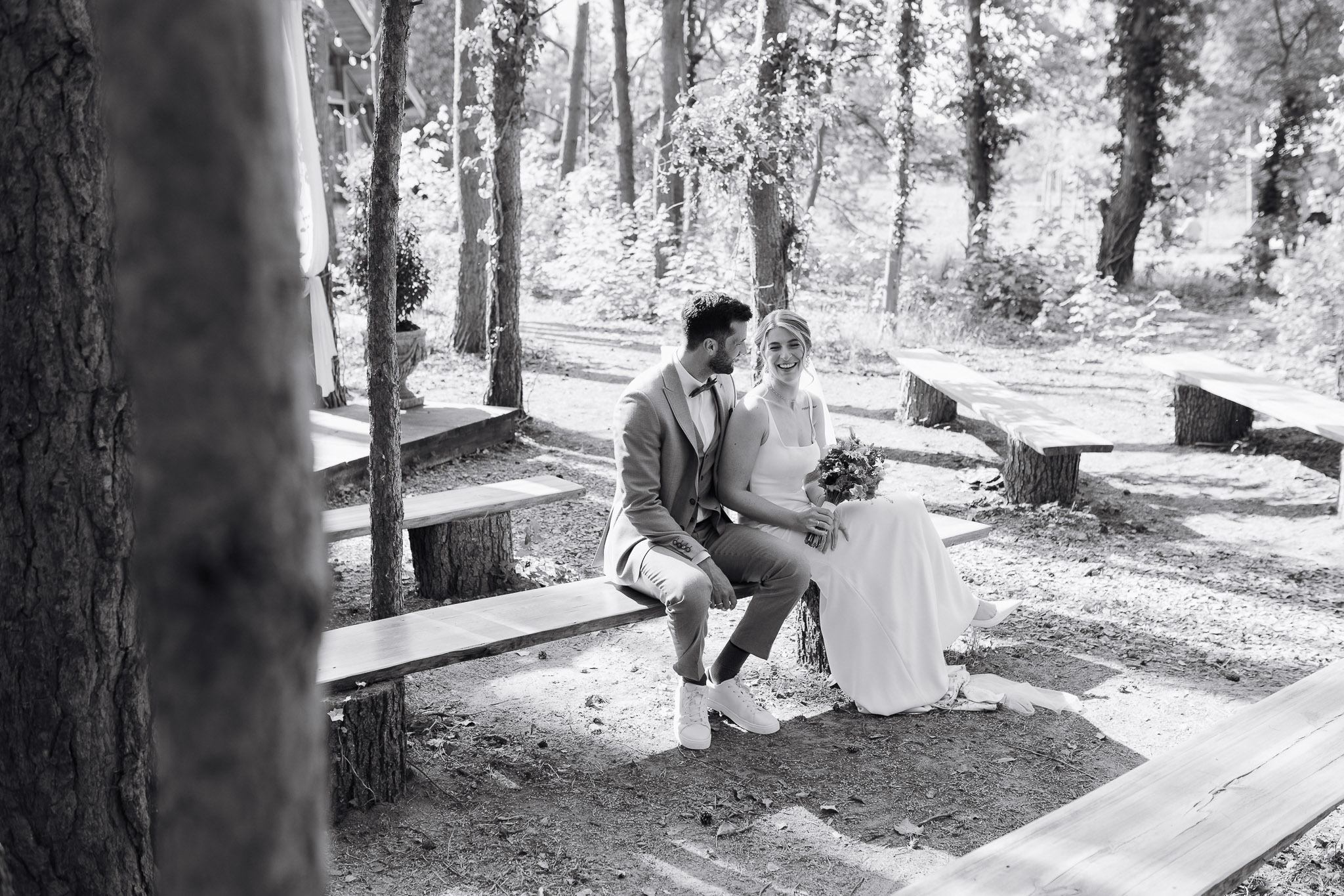 Hochzeit Framhouse Wandlitz, Freie Trauung, Hochzeitsfotografin Berlin, Emotionale ;Momente, Authentische Hochzeitsfotografie, Brautpaarshooting, Brautpaar sitzend, lachend 