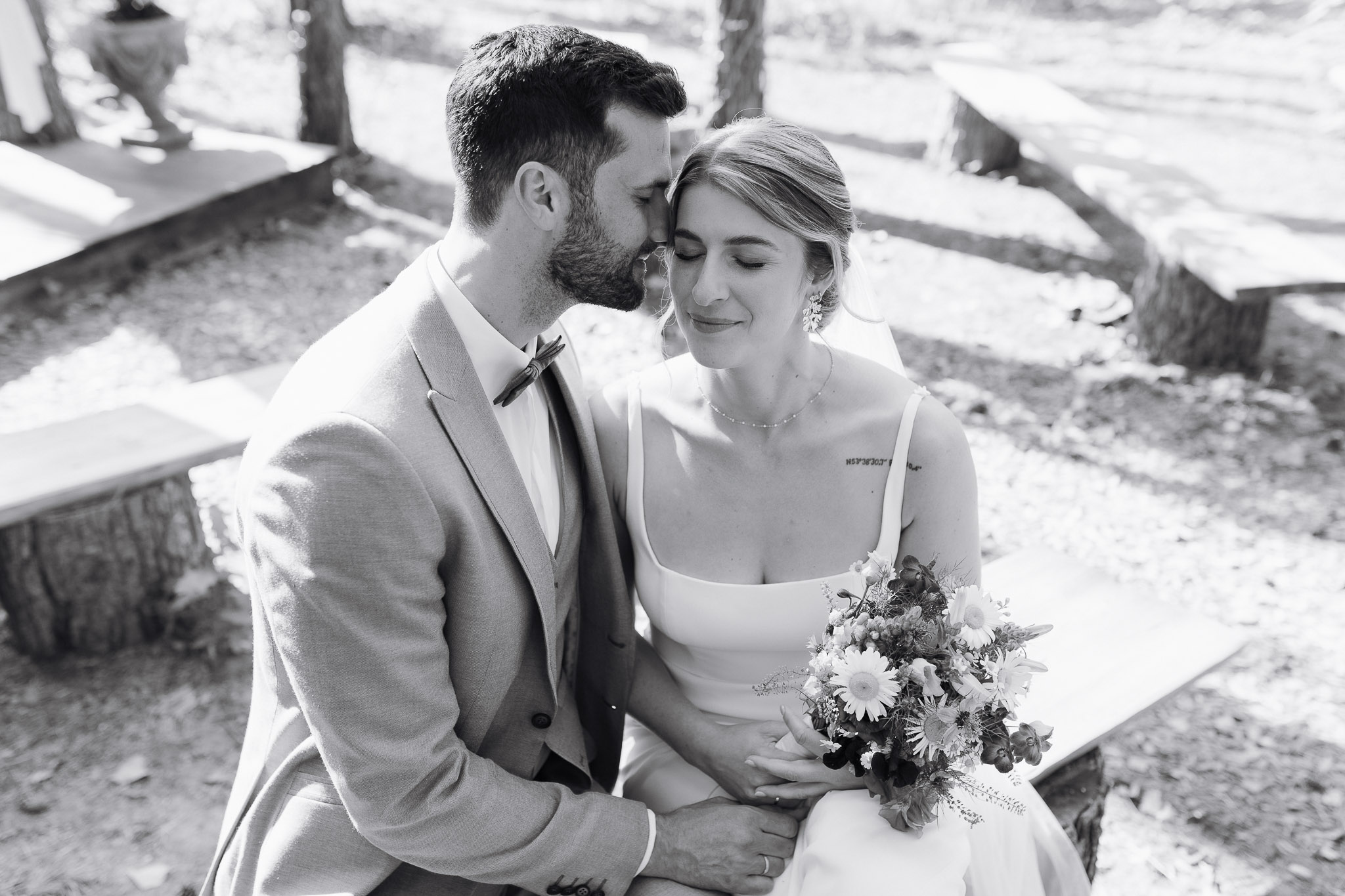 Hochzeit Framhouse Wandlitz, Freie Trauung, Hochzeitsfotografin Berlin, Emotionale ;Momente, Authentische Hochzeitsfotografie, Brautpaarshooting, Brautpaar sitzend, romantisch, Augen geschlossen