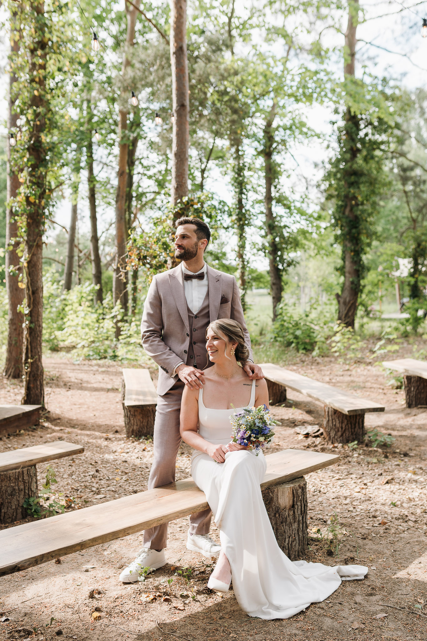 Hochzeit Framhouse Wandlitz, Freie Trauung, Hochzeitsfotografin Berlin, Emotionale ;Momente, Authentische Hochzeitsfotografie, Brautpaarshooting, Brautpaar sitzend, Pose lässig 