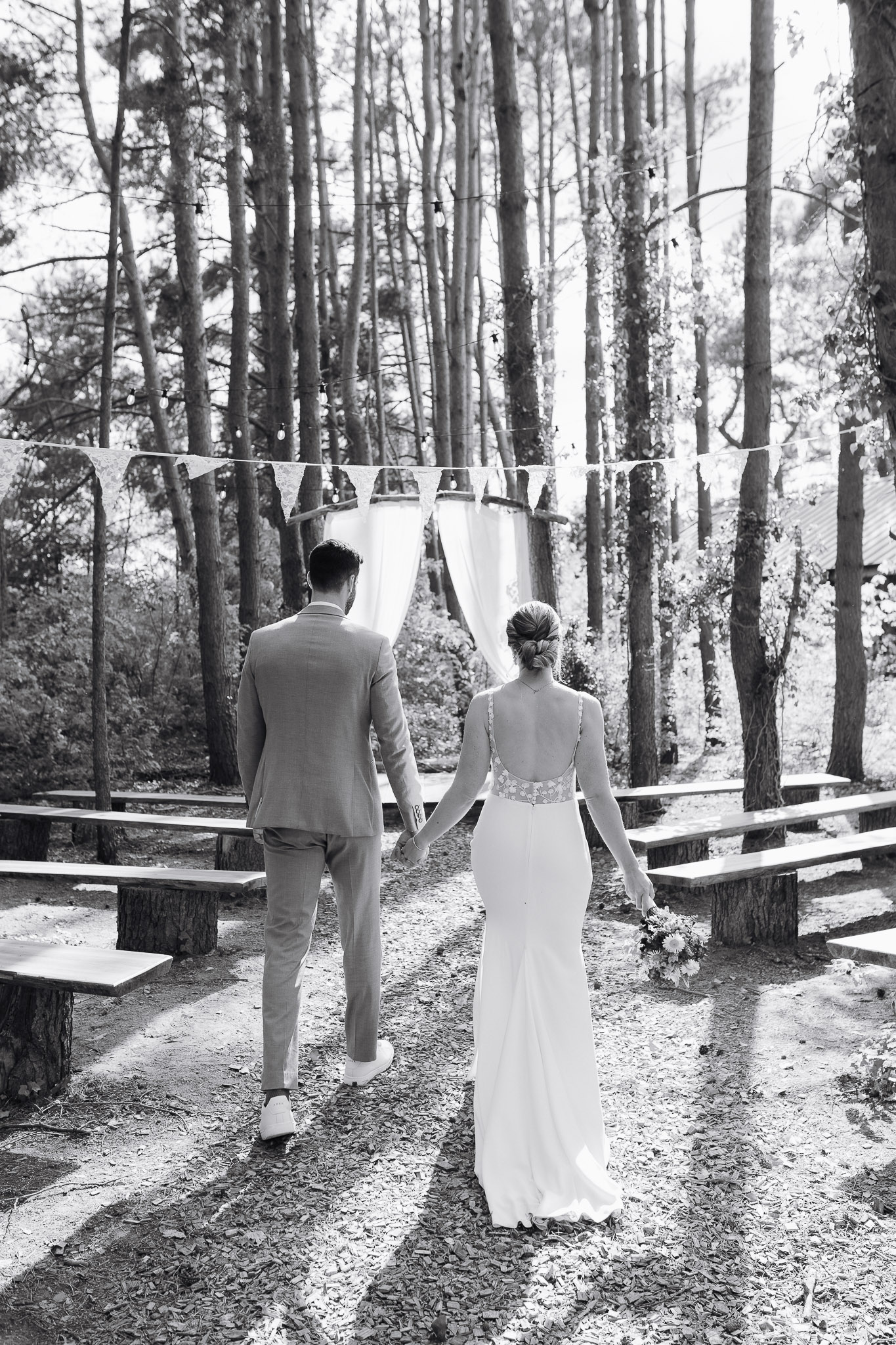 Hochzeit Framhouse Wandlitz, Freie Trauung, Hochzeitsfotografin Berlin, Emotionale ;Momente, Authentische Hochzeitsfotografie, Brautpaarshooting, Brautpaar laufend 